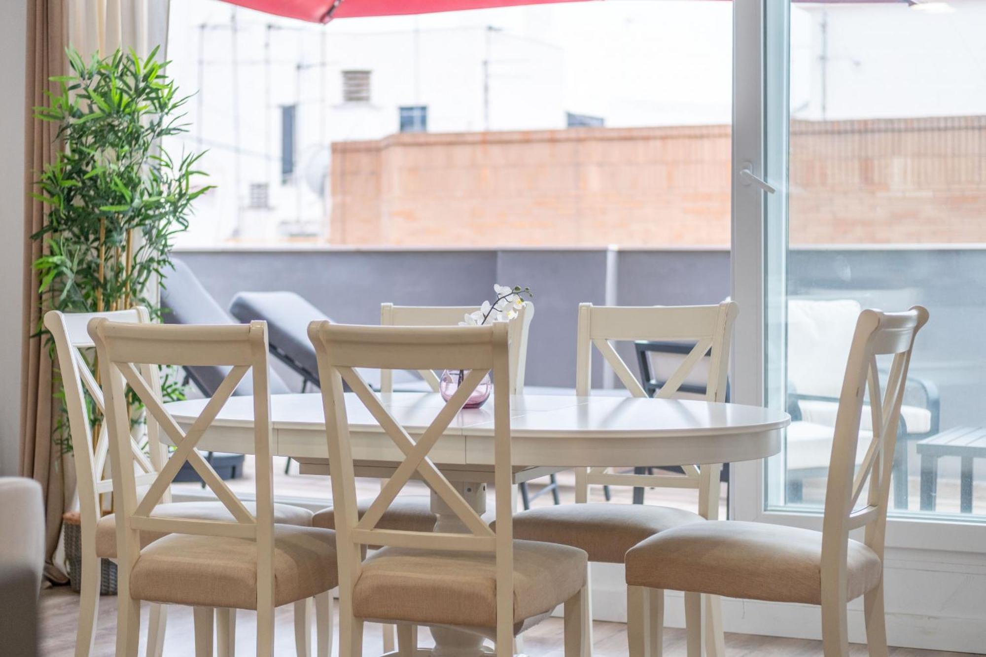Spacious Penthouse With Private Terrace *