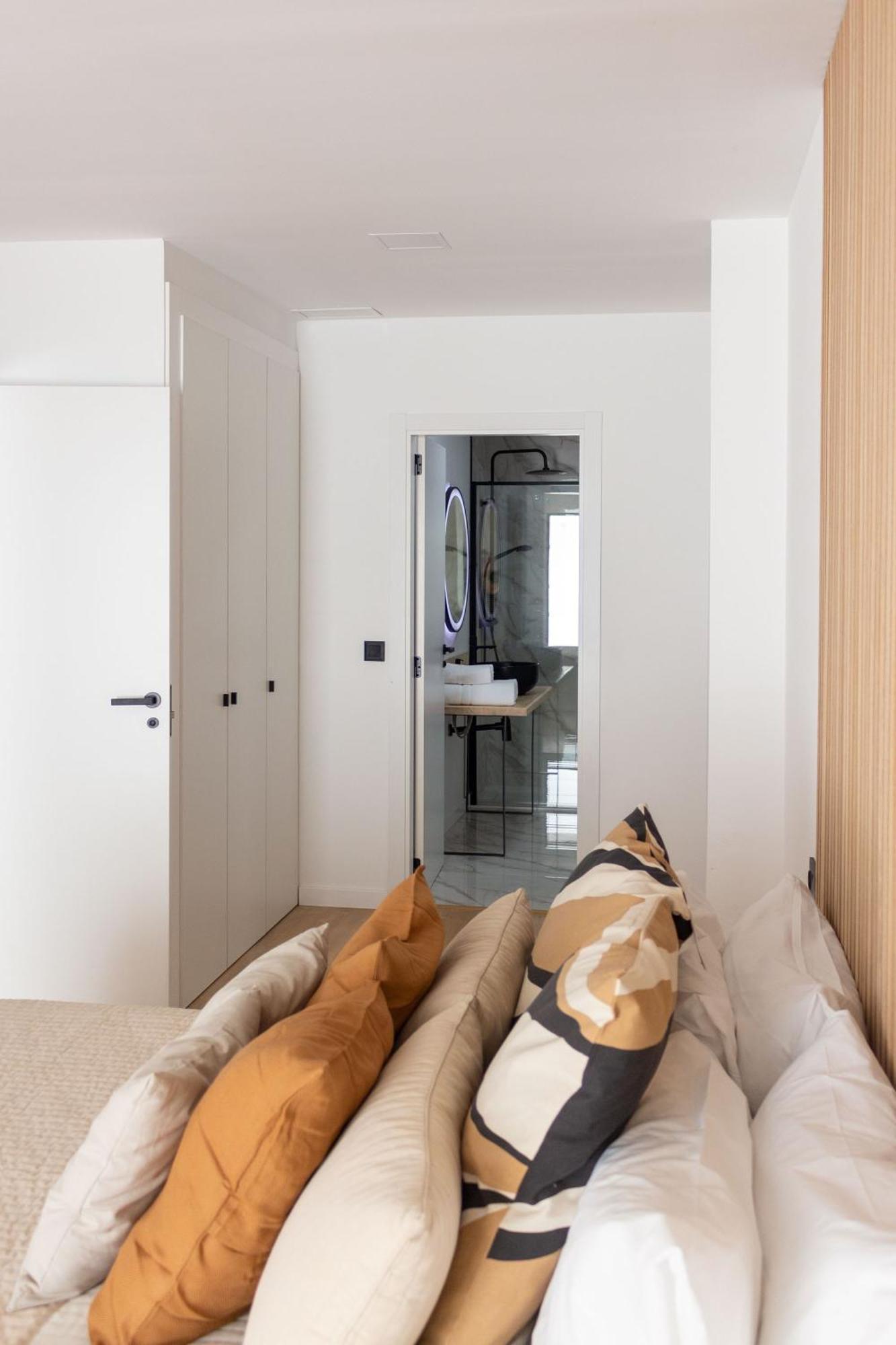 Vlc Host - Leones Apartment *