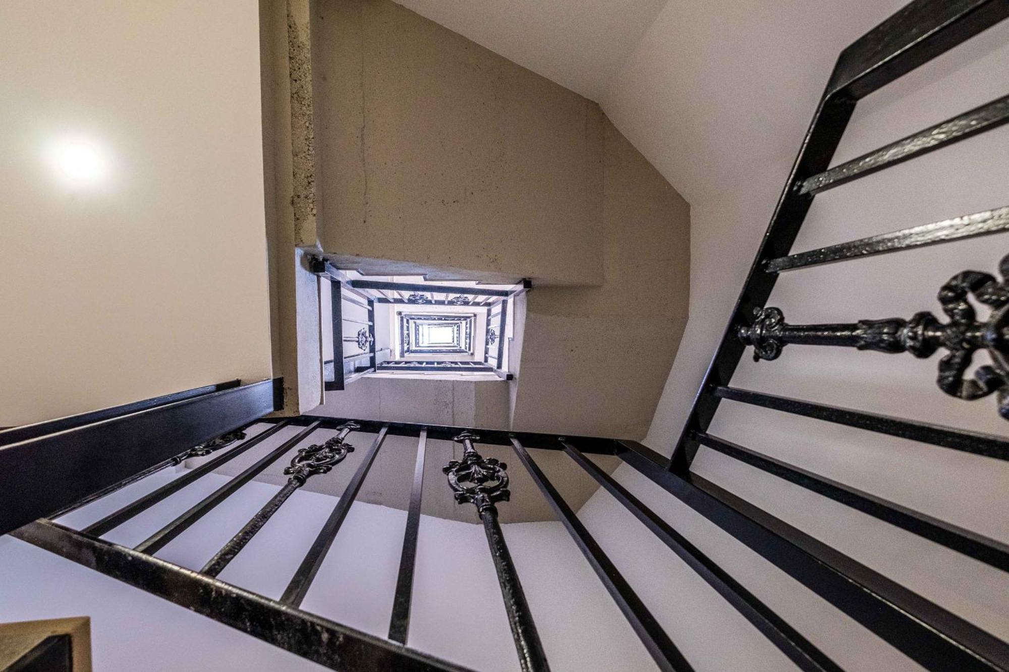 Beautifully Designed With Lots Of Natural Light Apartment *