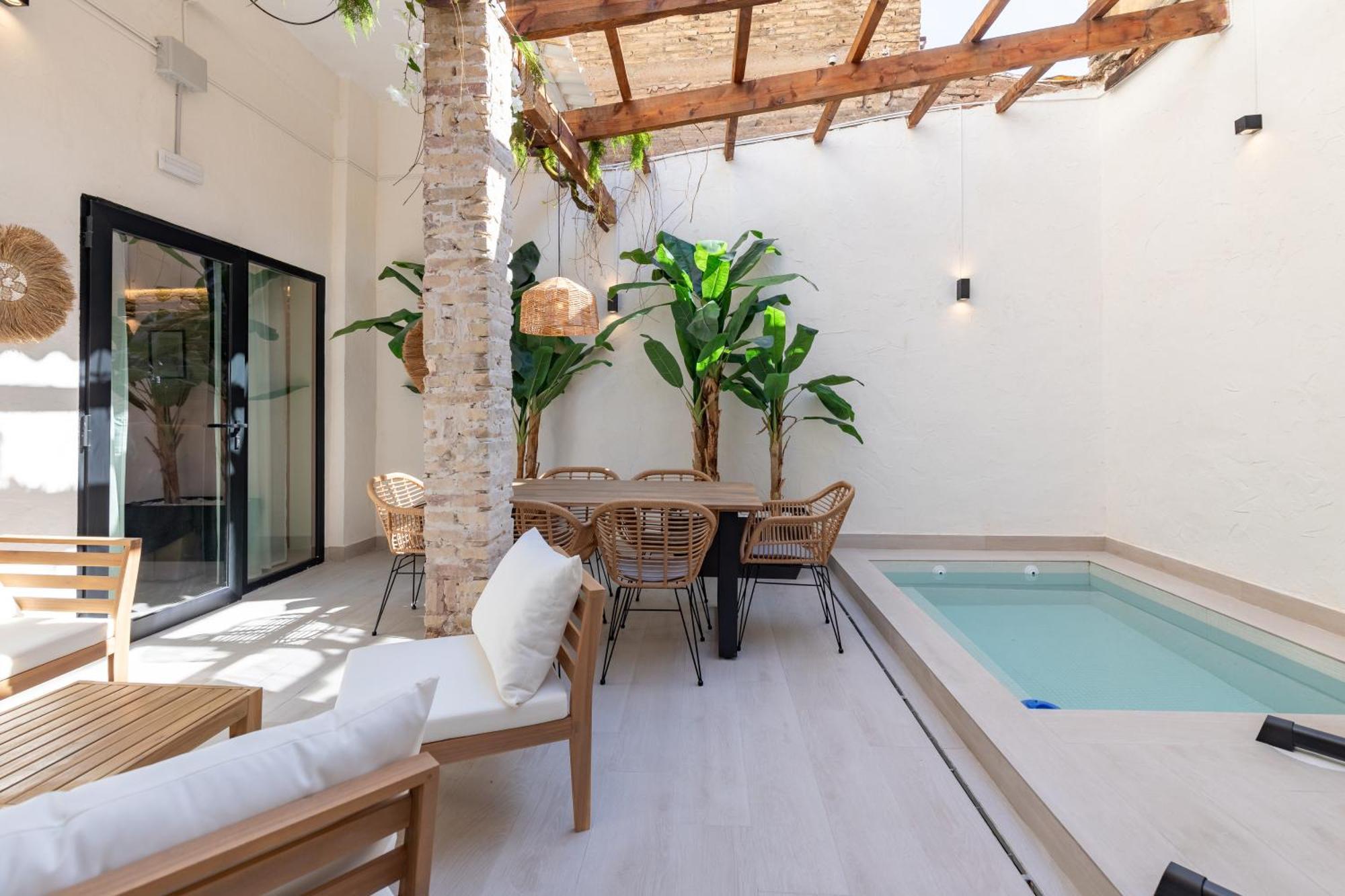 Con Piscina Y Terraza *