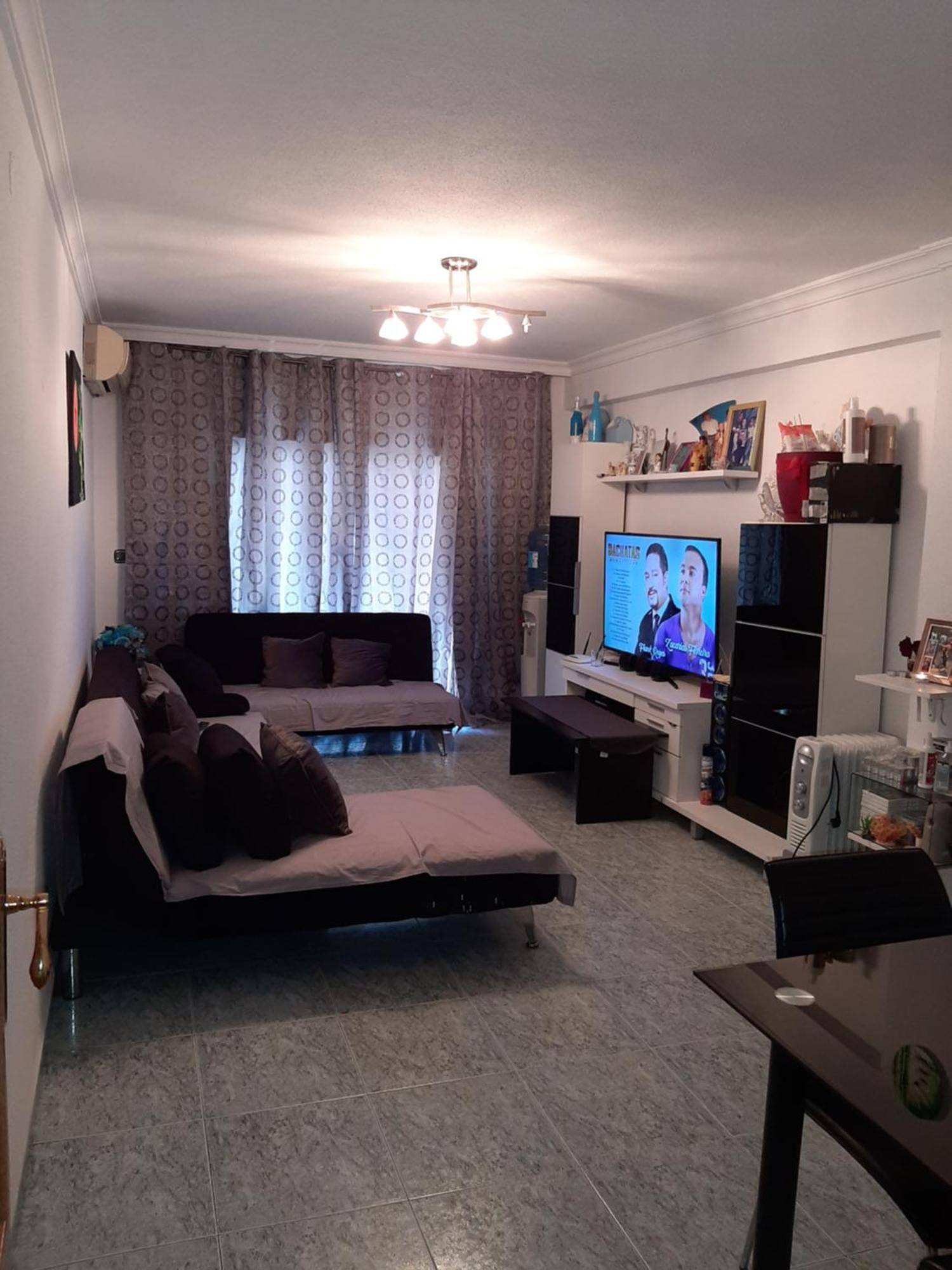 Grande En Piso Compartido Con 2 Adultos Y 1 Perrito