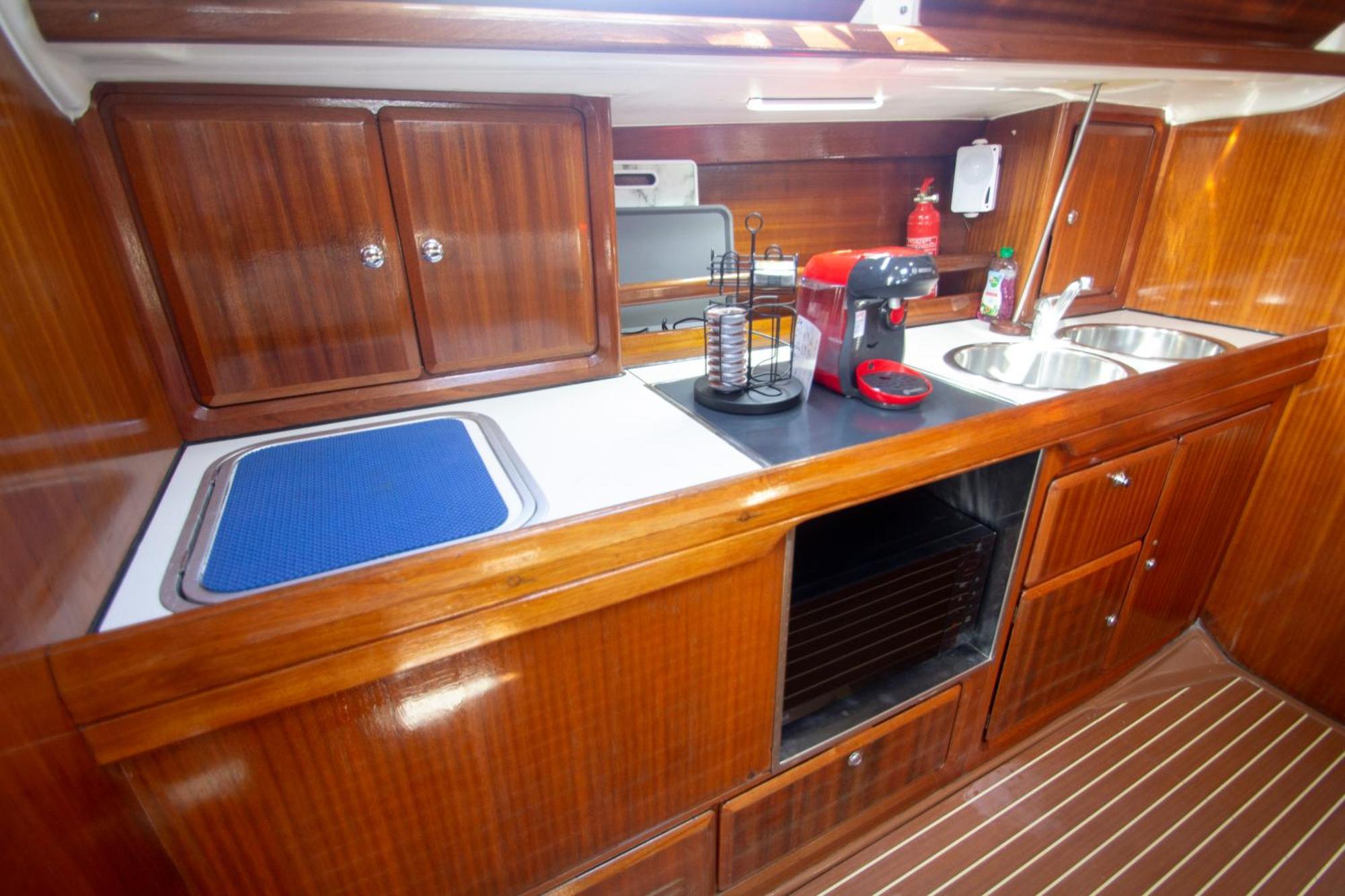 Autentico Velero En Botel