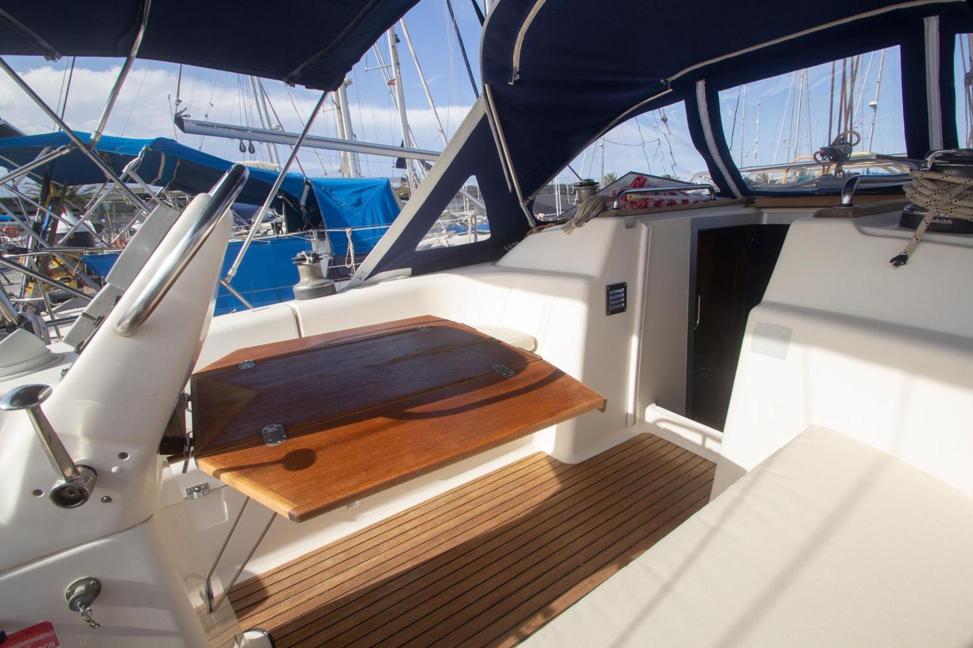 Autentico Velero En Botel Valencia
