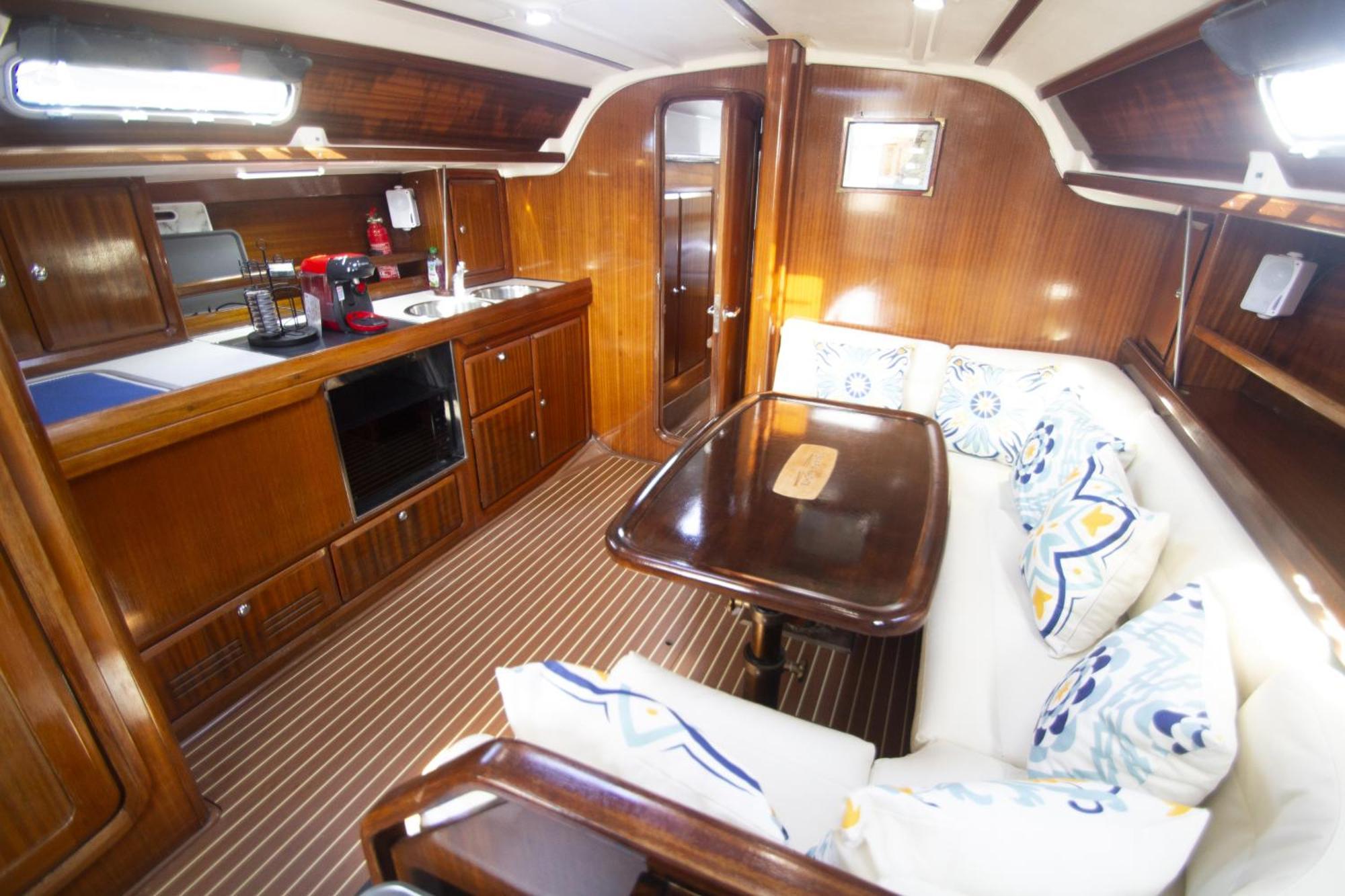 Botel Autentico Velero En