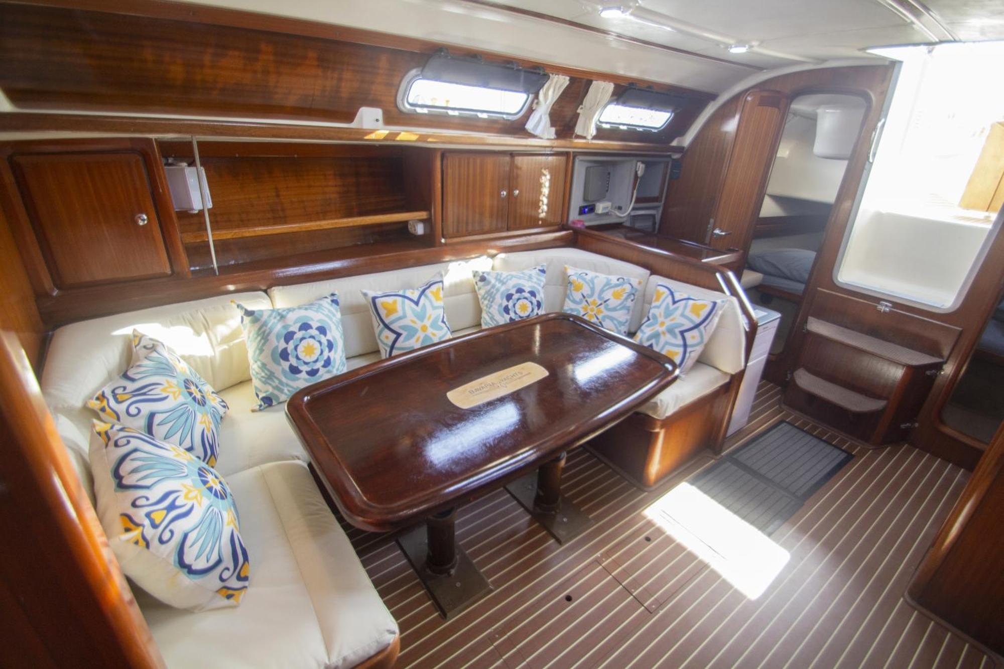 Autentico Velero En Botel *