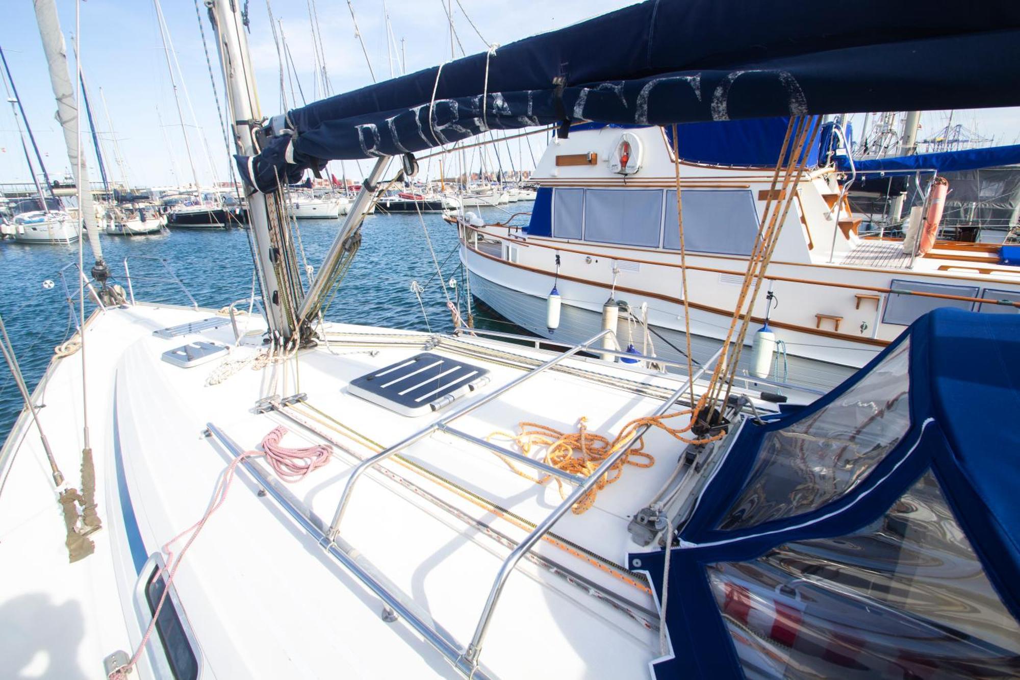 Autentico Velero En Botel Valencia
