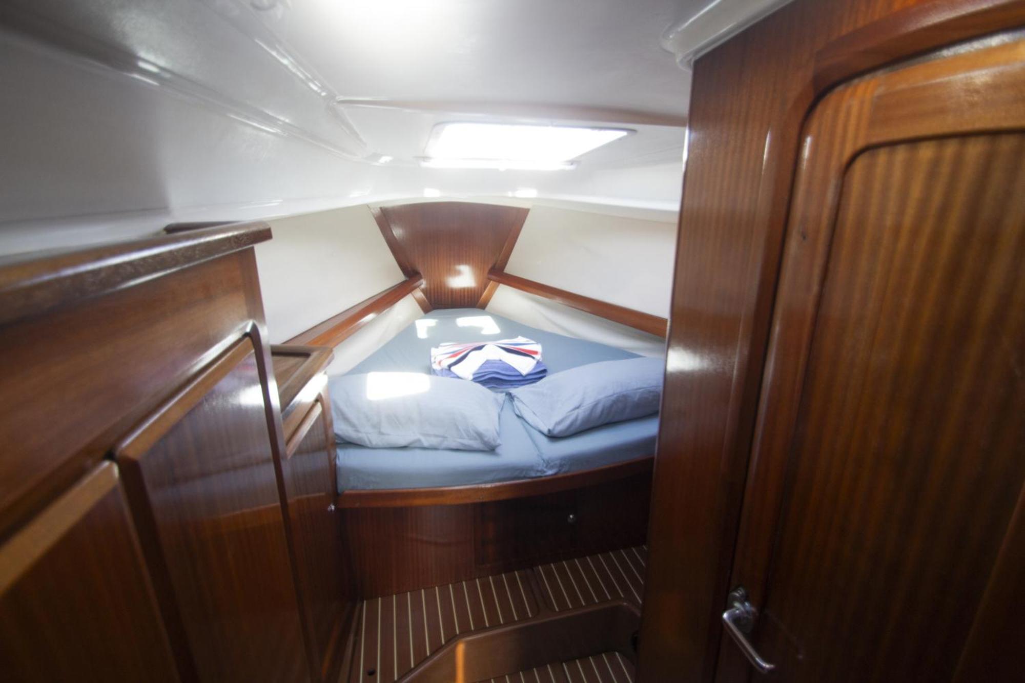 Autentico Velero En Botel
