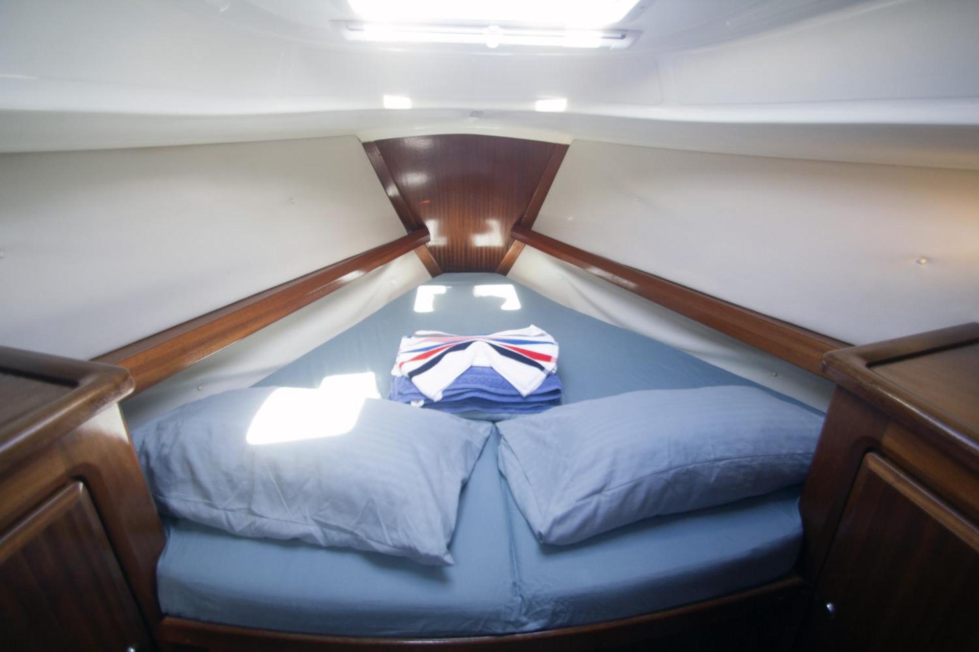 Autentico Velero En Botel