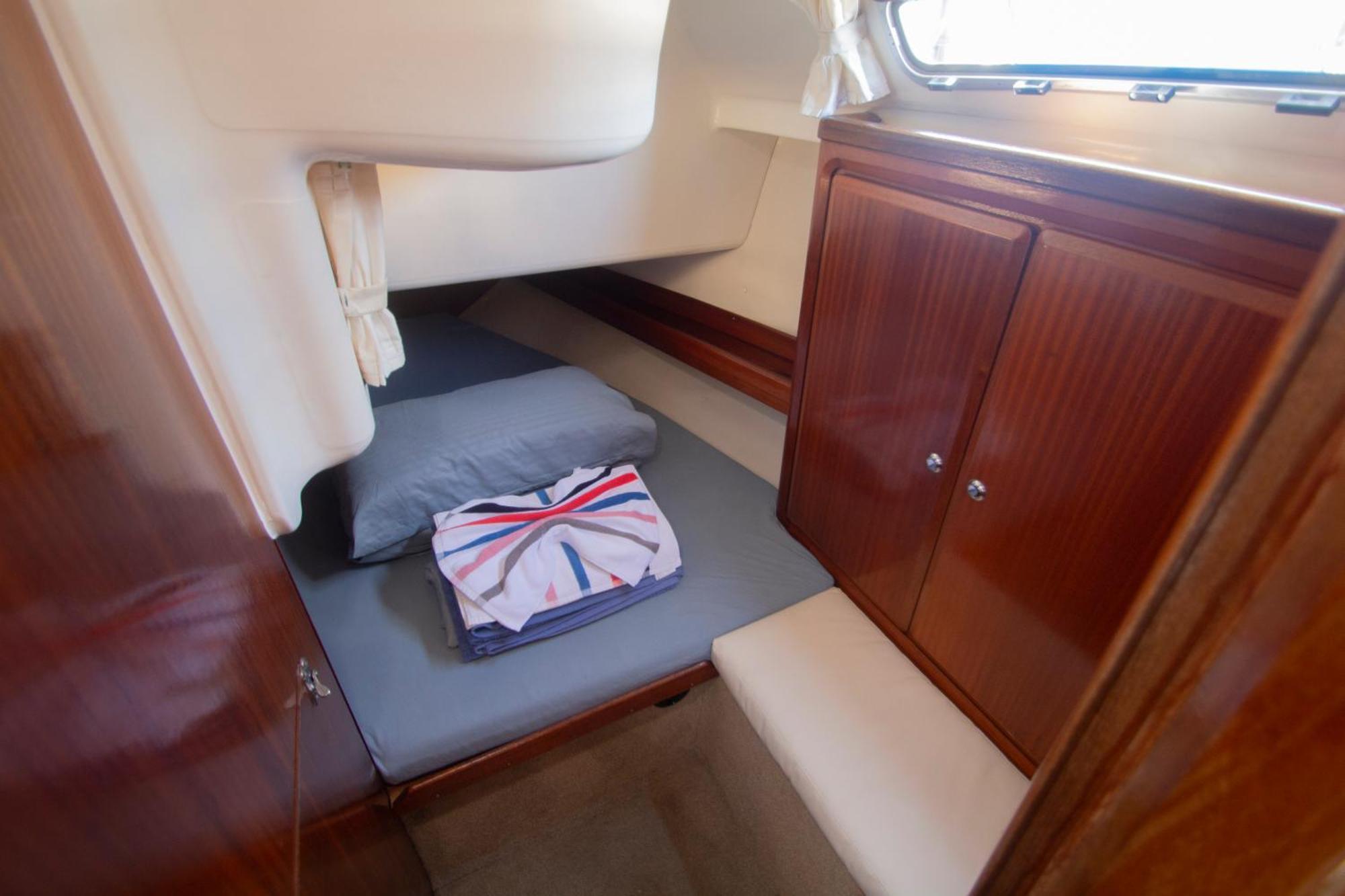 Autentico Velero En Botel *