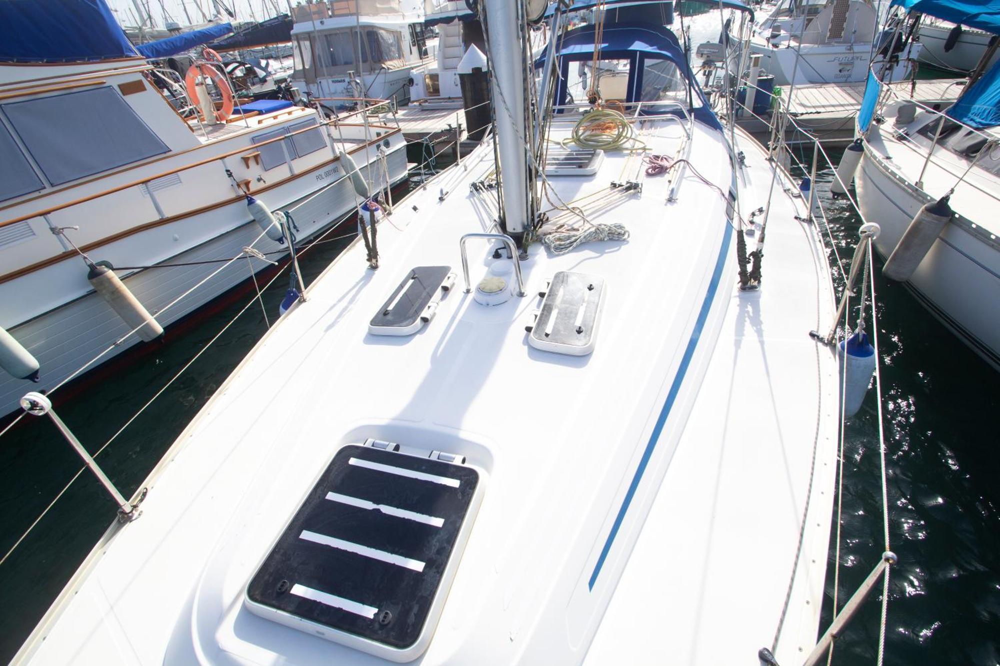 Autentico Velero En Botel Valencia