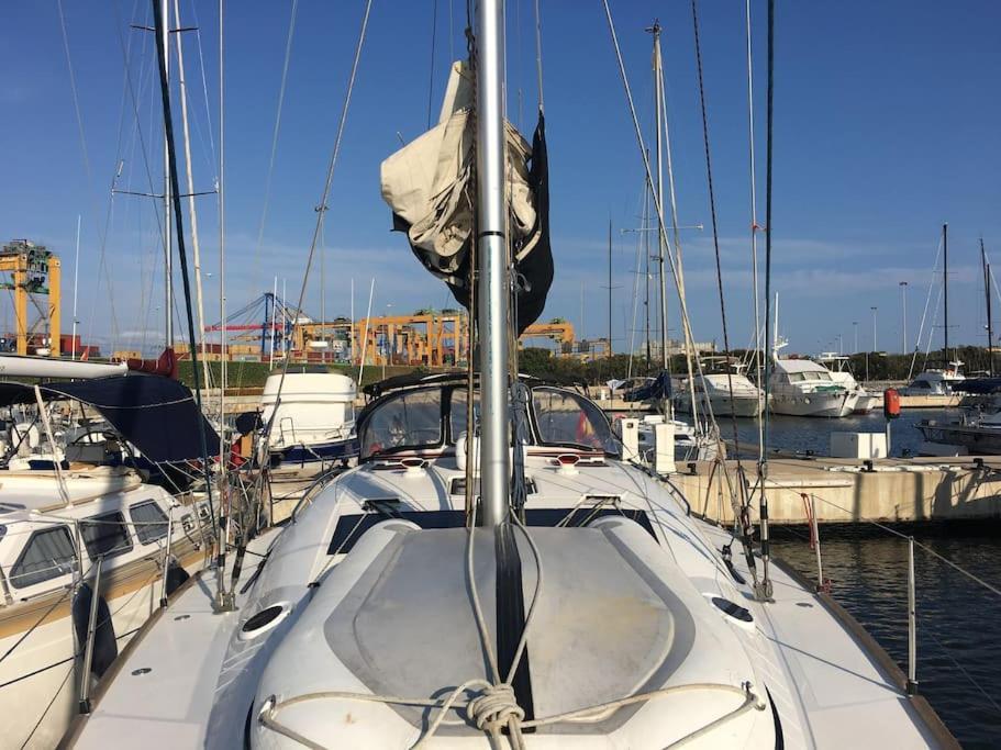 Botel Velero Lujo, 4 Camarotes, 3 Banos, Marina