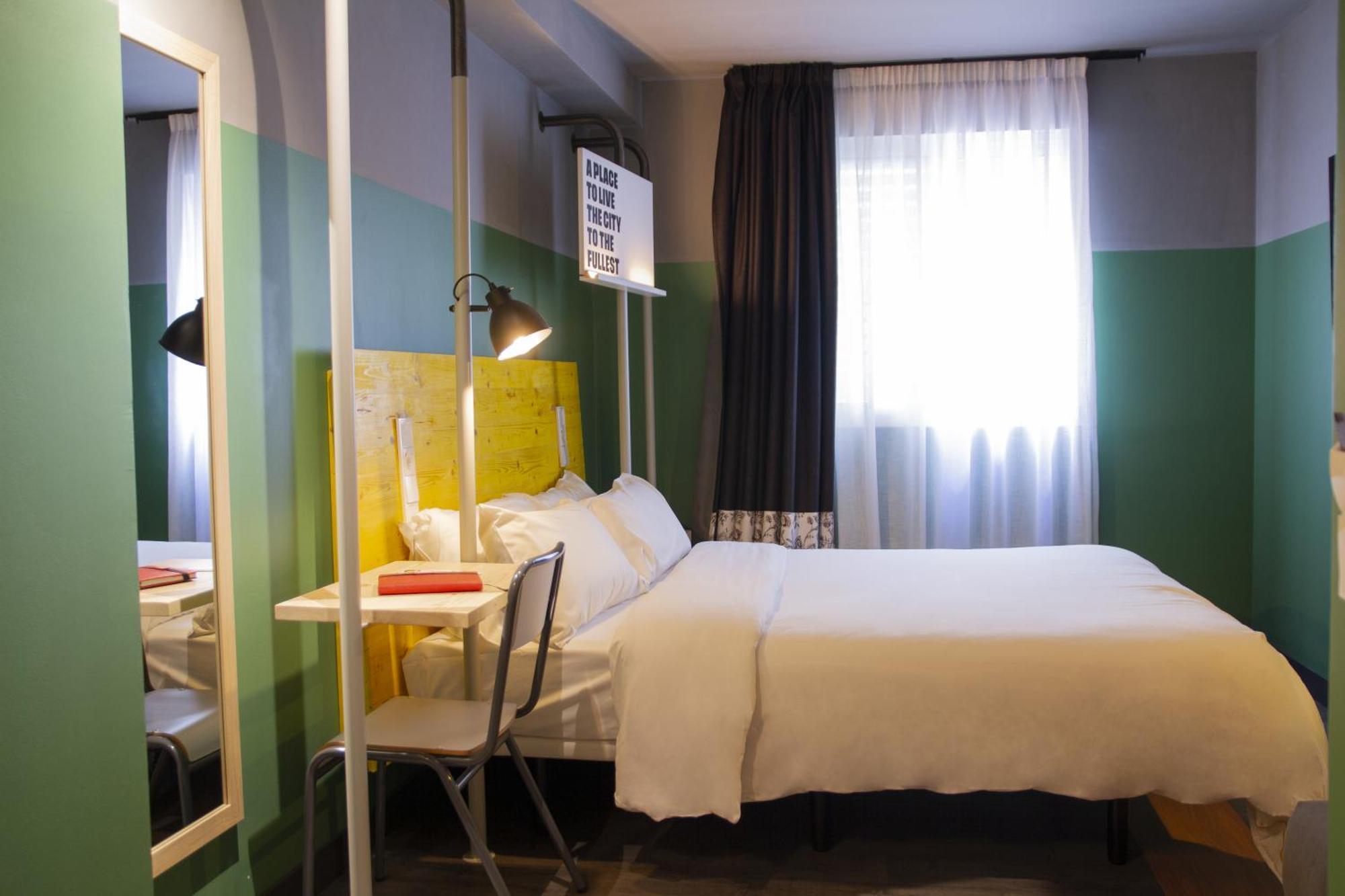 Hostel Room00 *