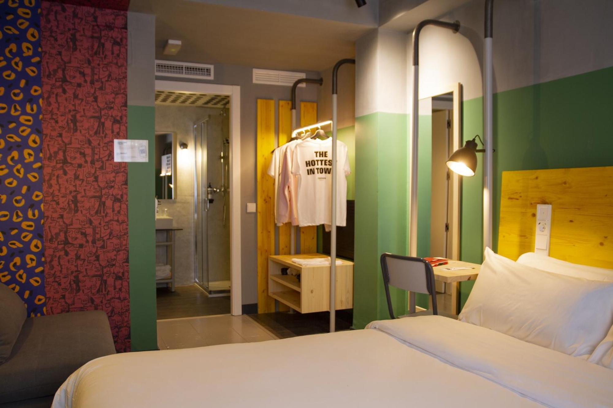 Hostel Room00 *