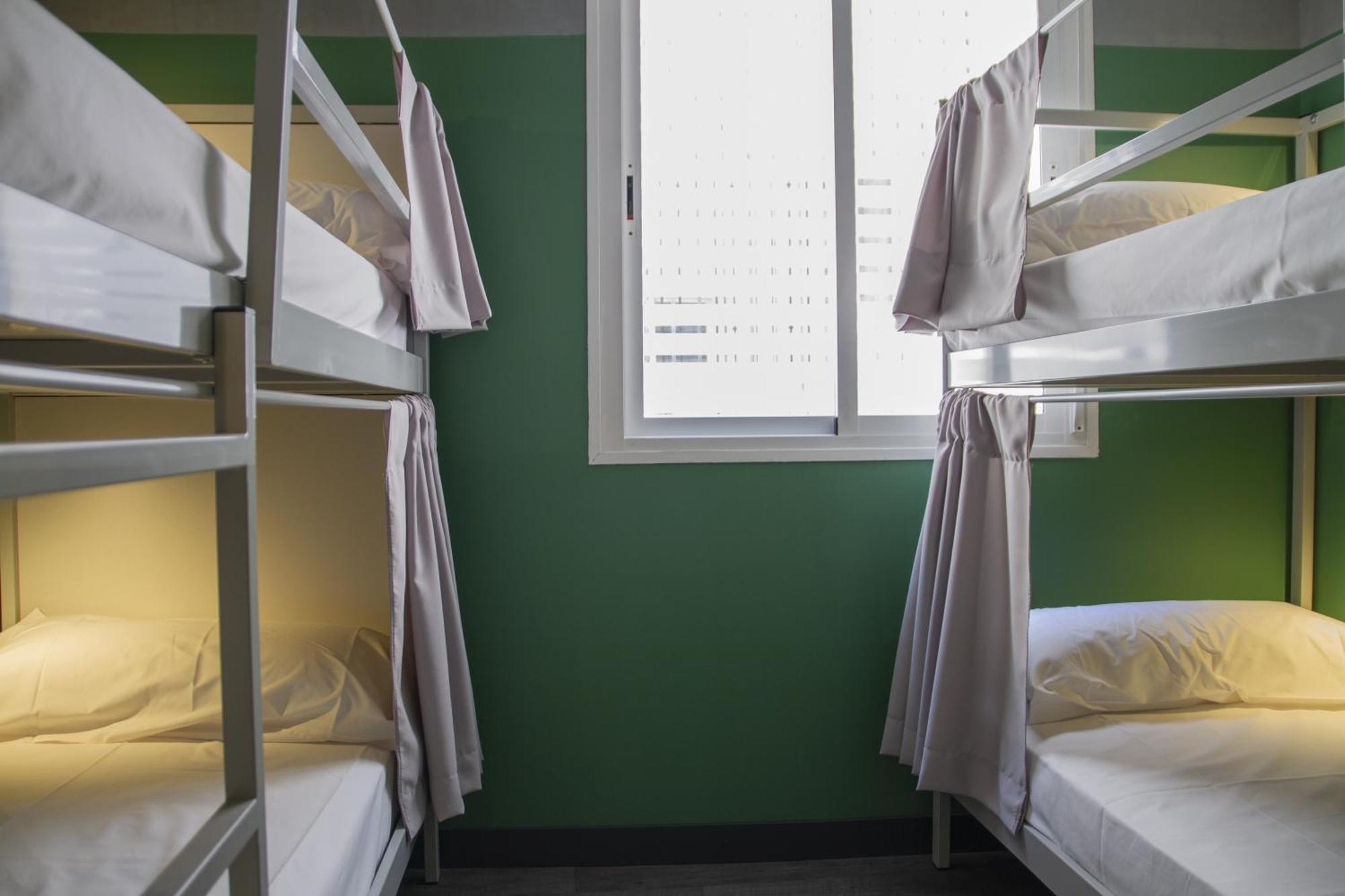 Hostel Room00
