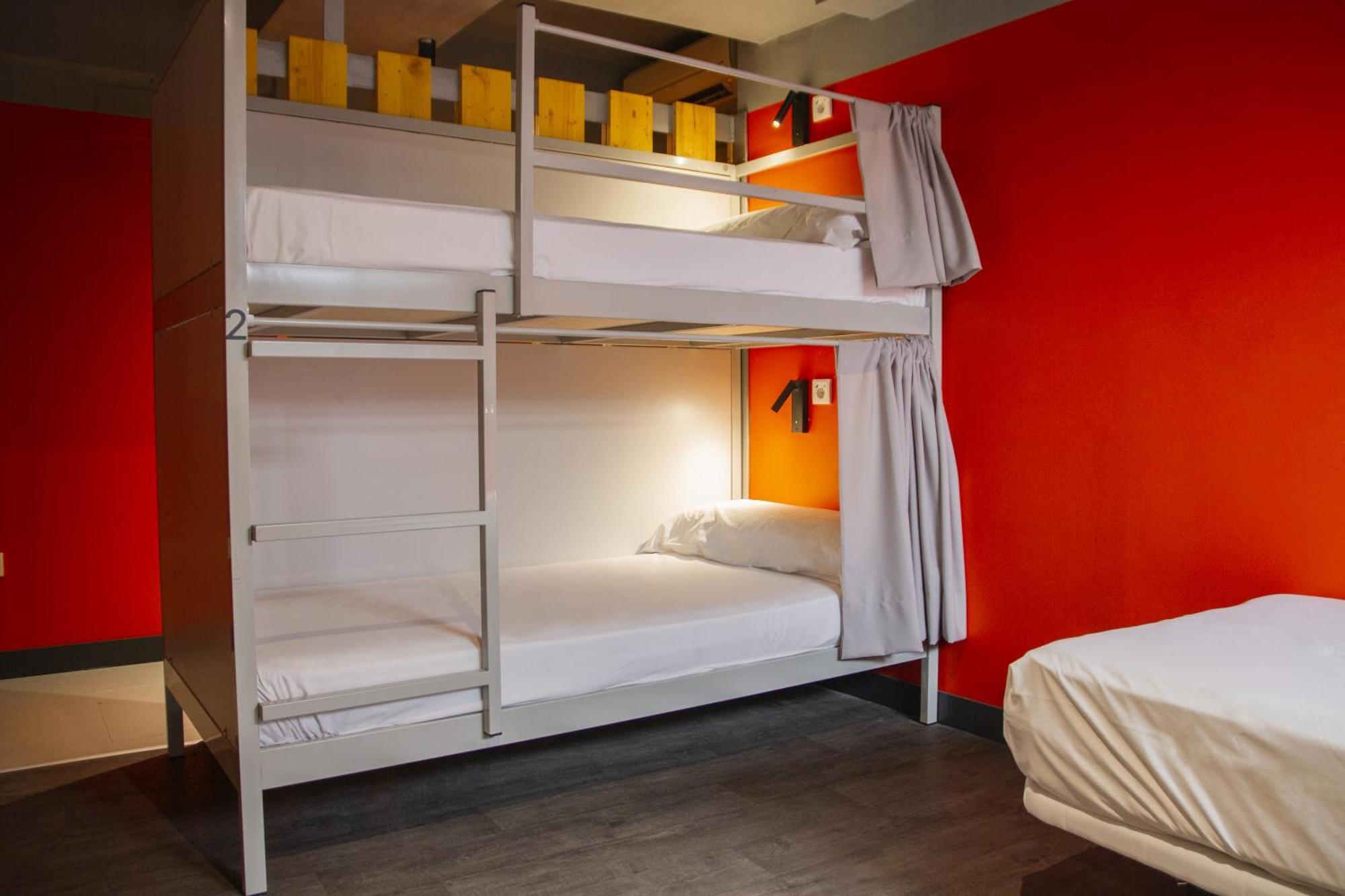 Hostel Room00