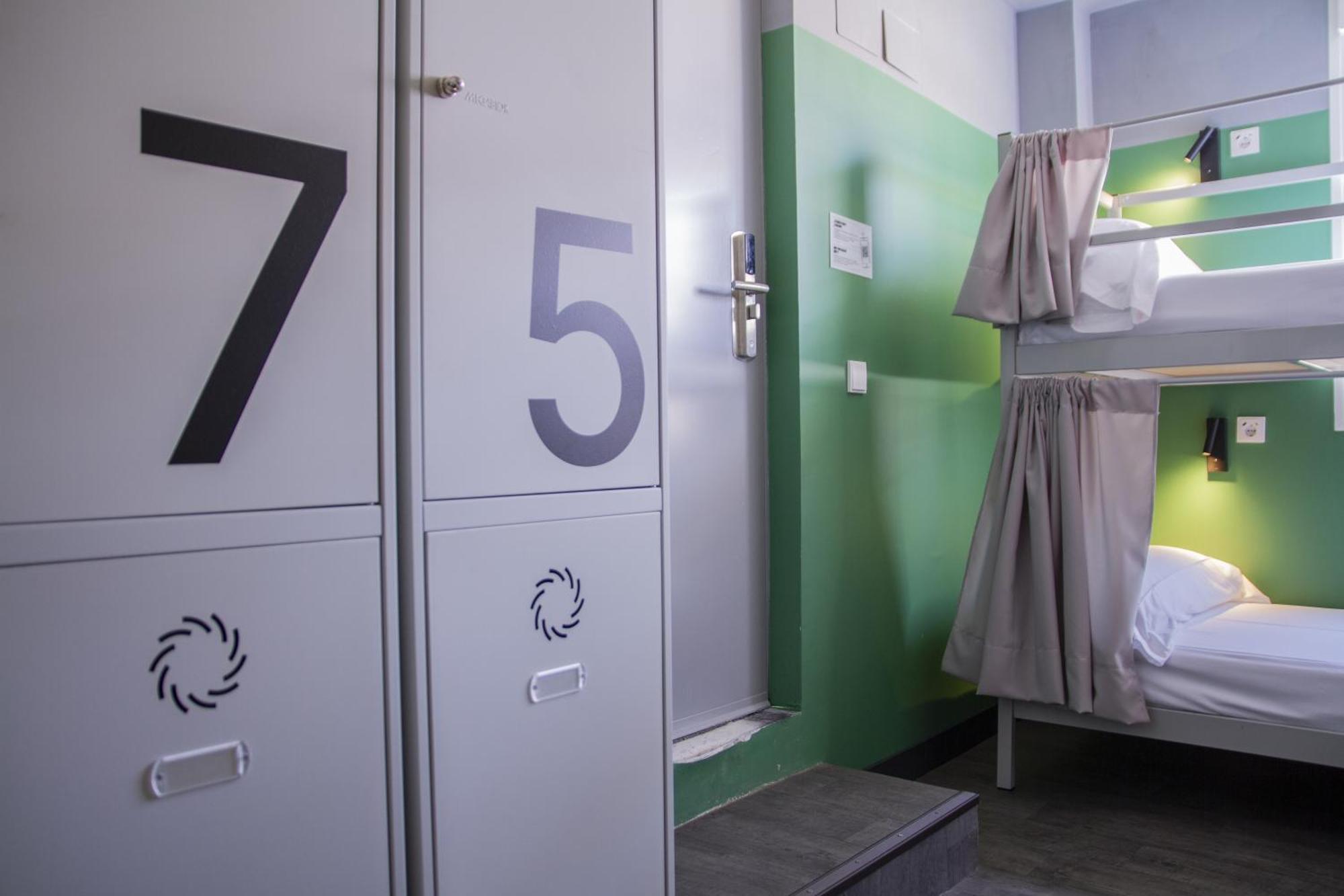 Hostel Room00 *