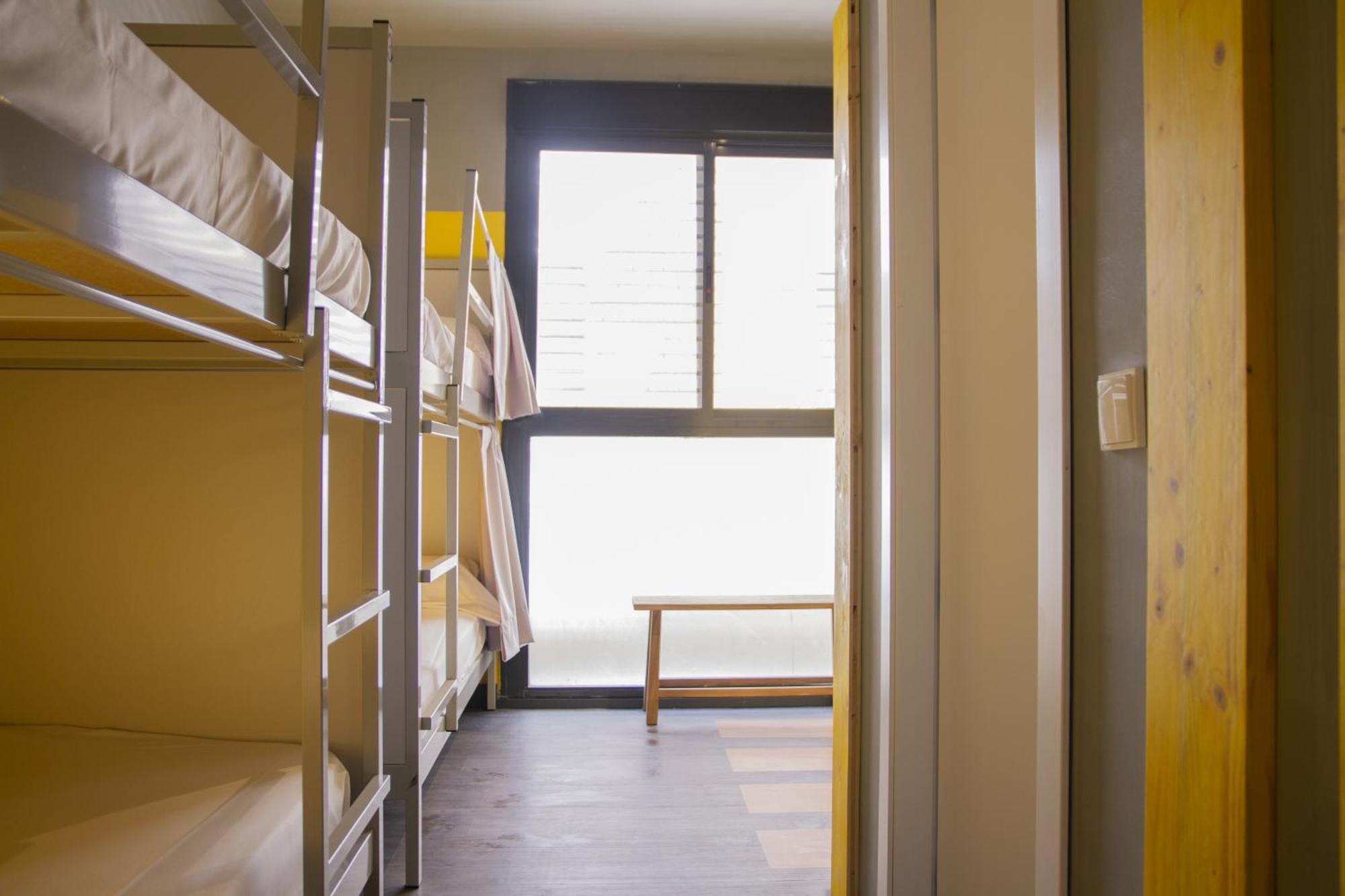 Hostel Room00 *