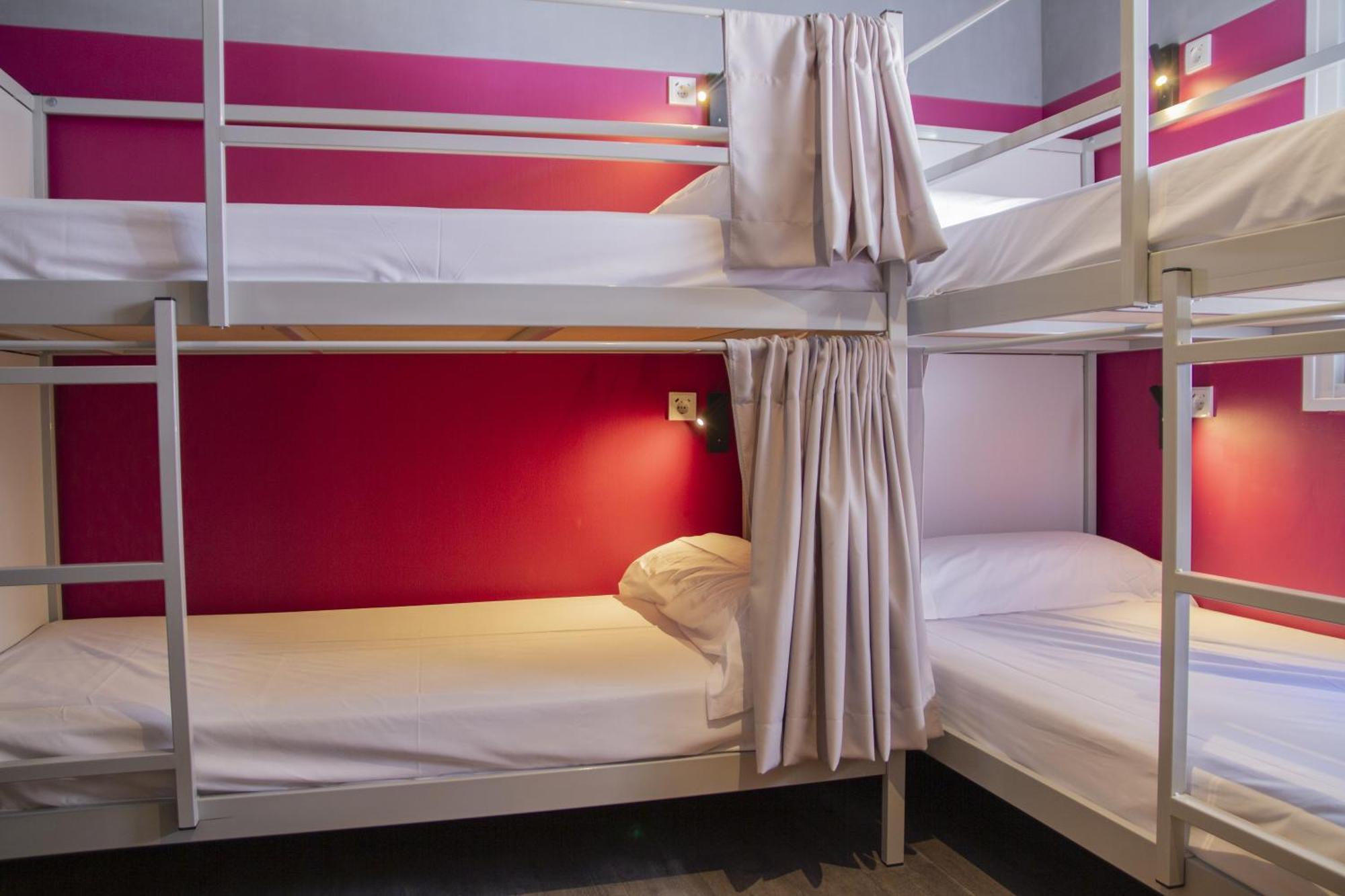 Hostel Room00