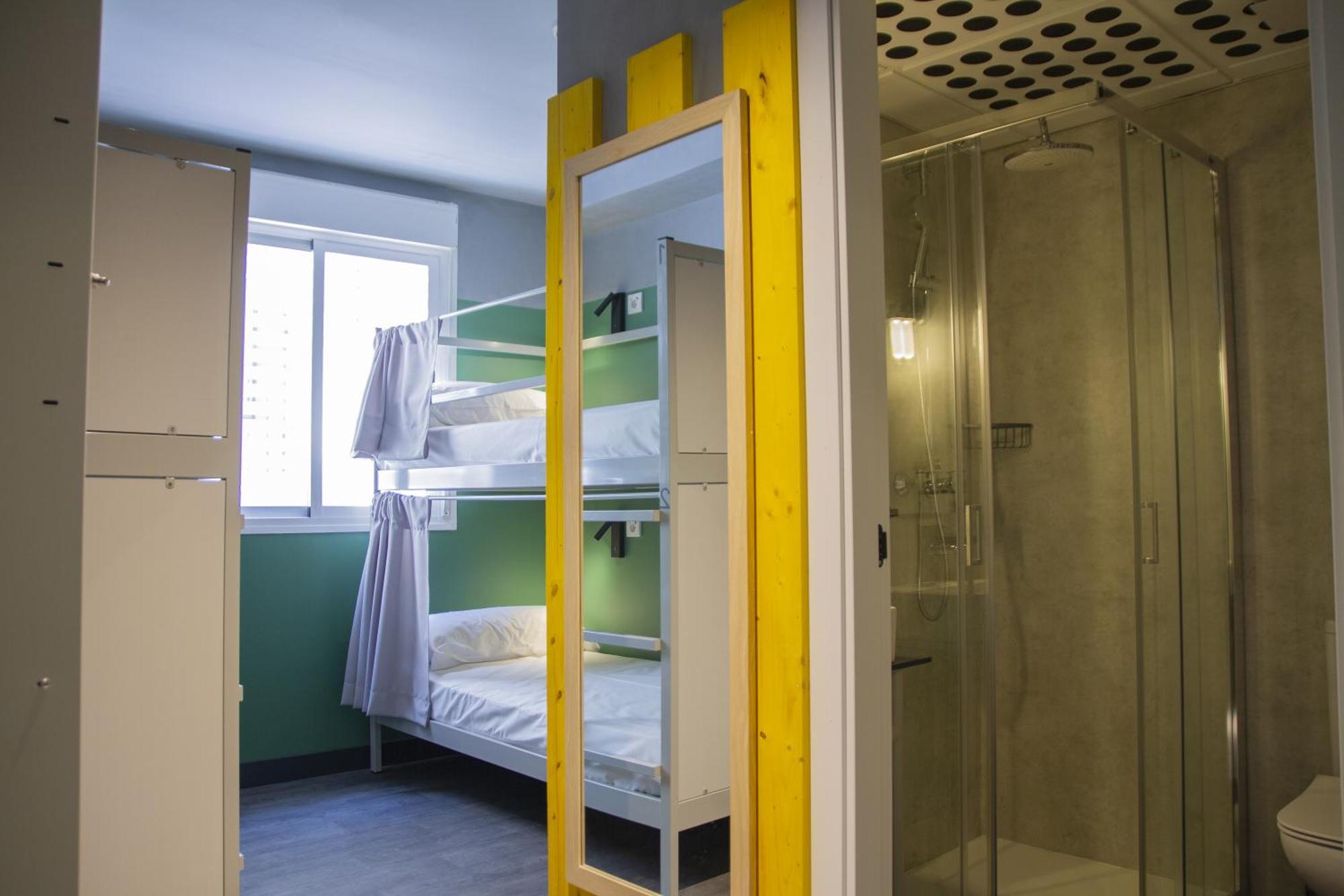 Hostel Room00