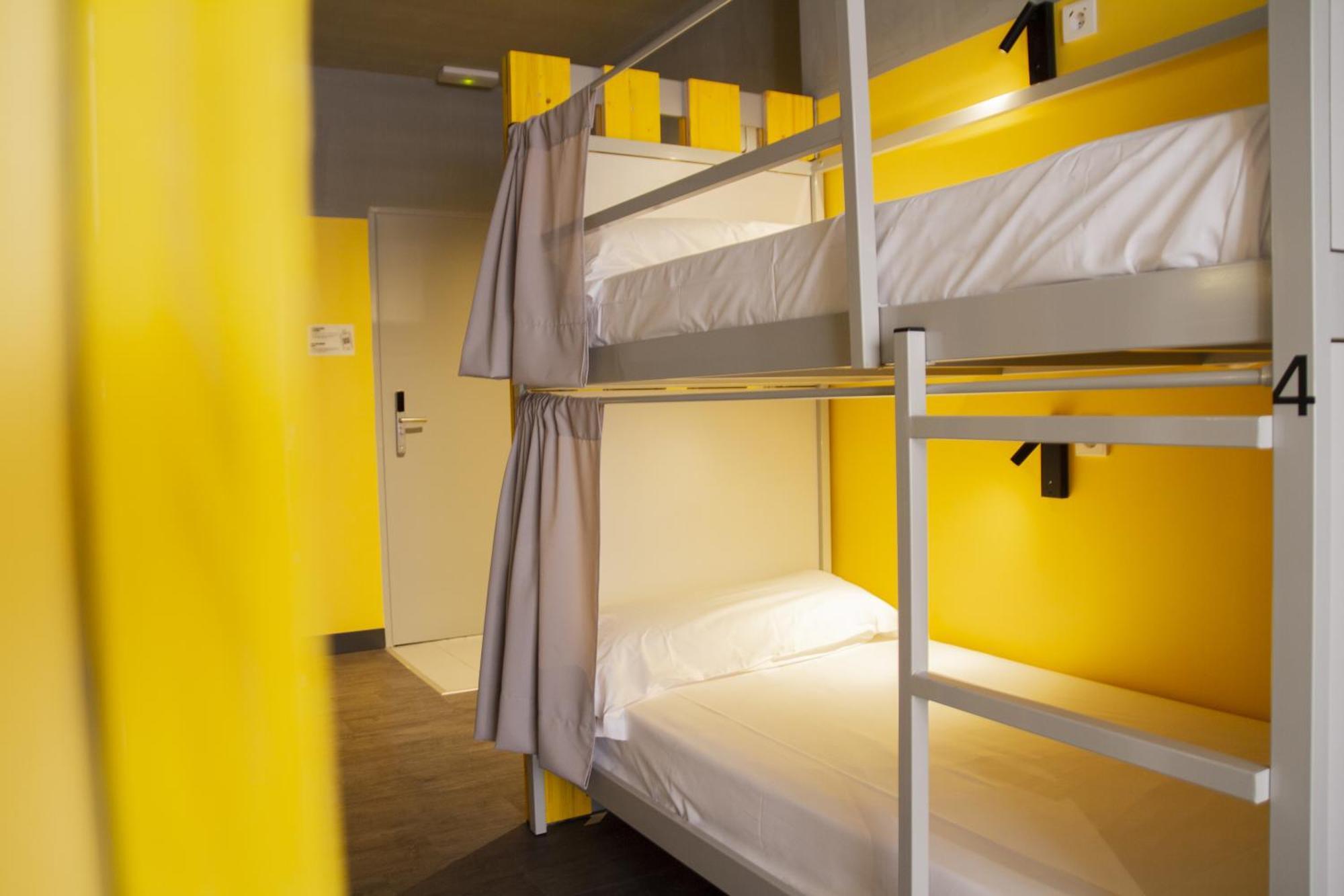 Hostel Room00