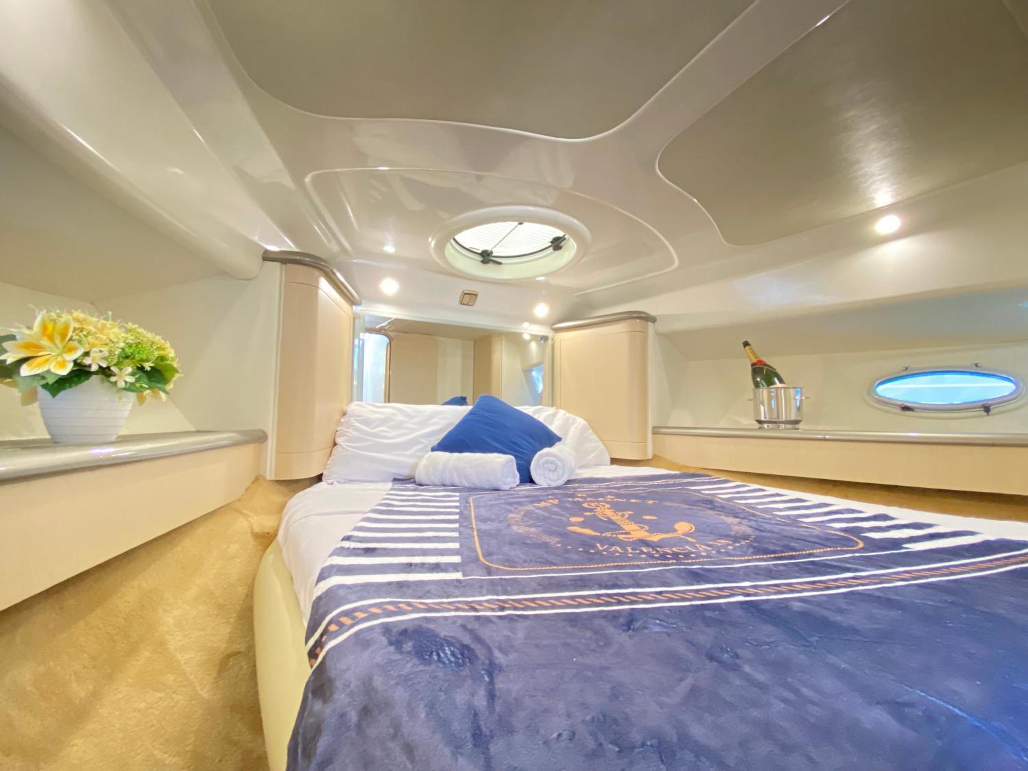 Botel The Yacht Experience *