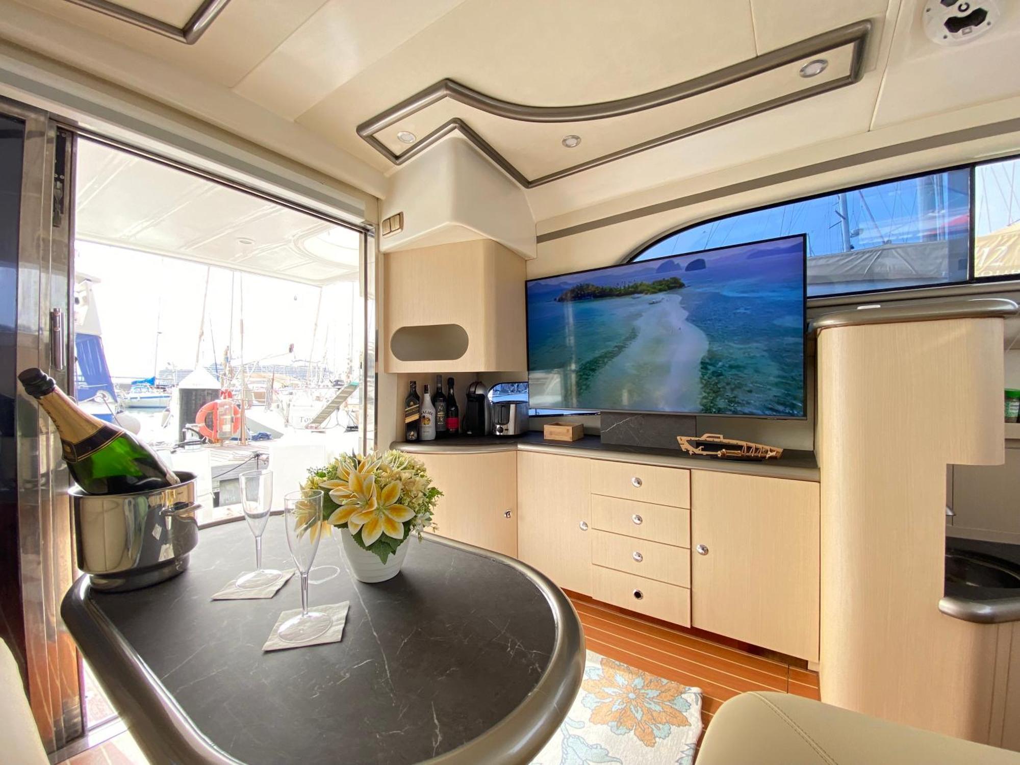 Botel The Yacht Experience