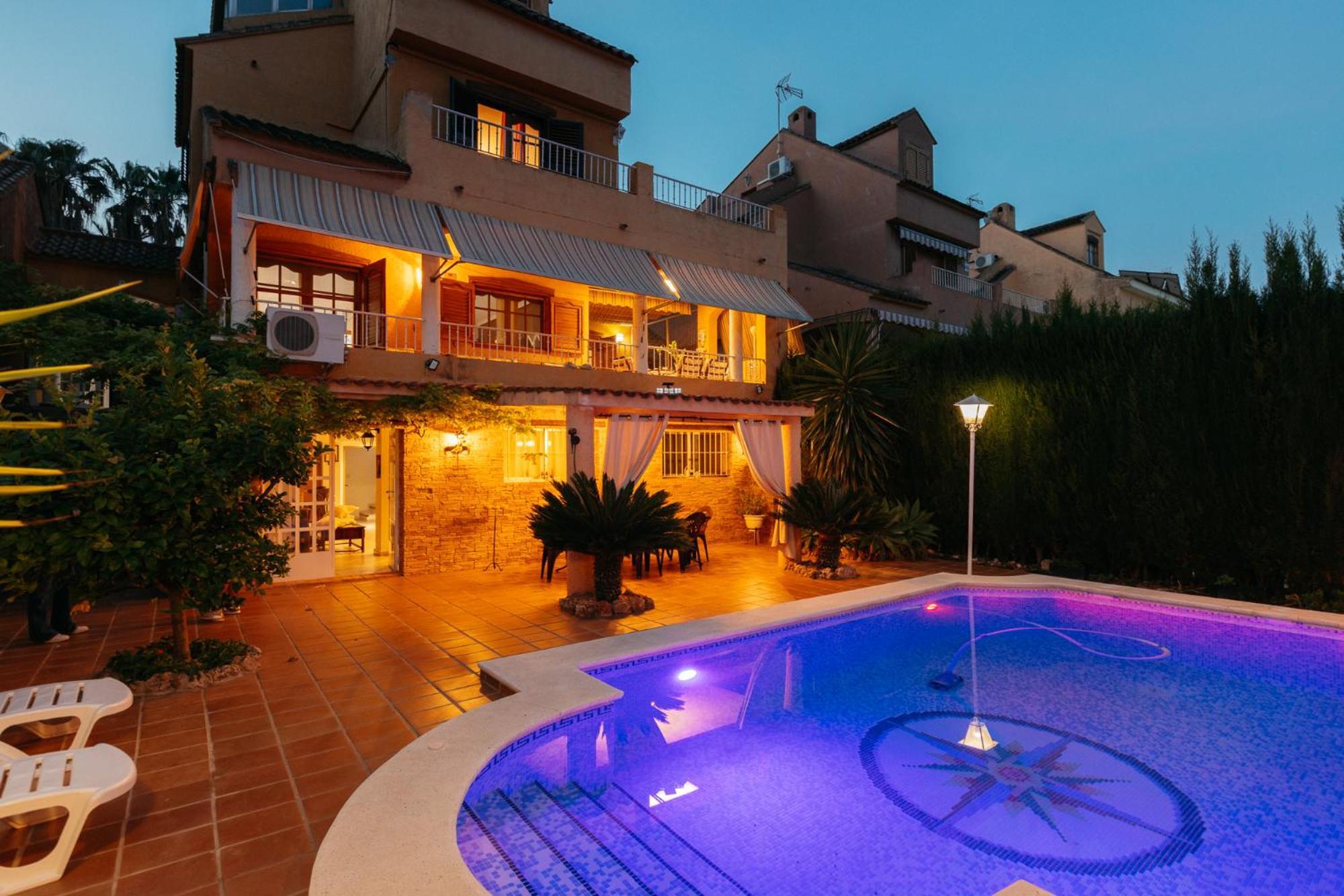 Holiday home Chalet, Rodeada De Naturaleza Piscina A Doce Klm De Y 7 Del Aeropuerto Valencia