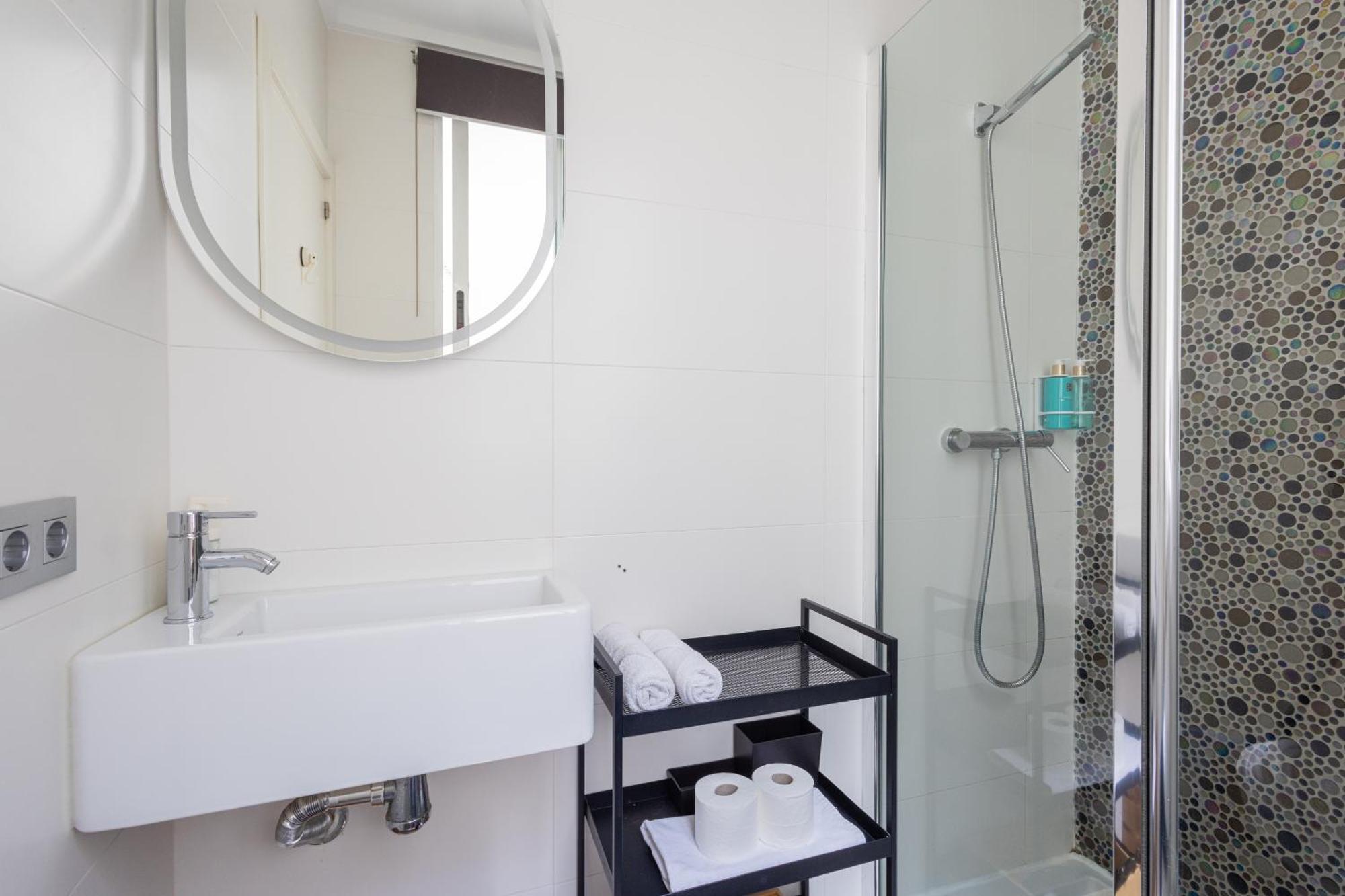 Florit Flats - Stylish 2 Bedroom Ac Wifi Terrace Attic In Center *