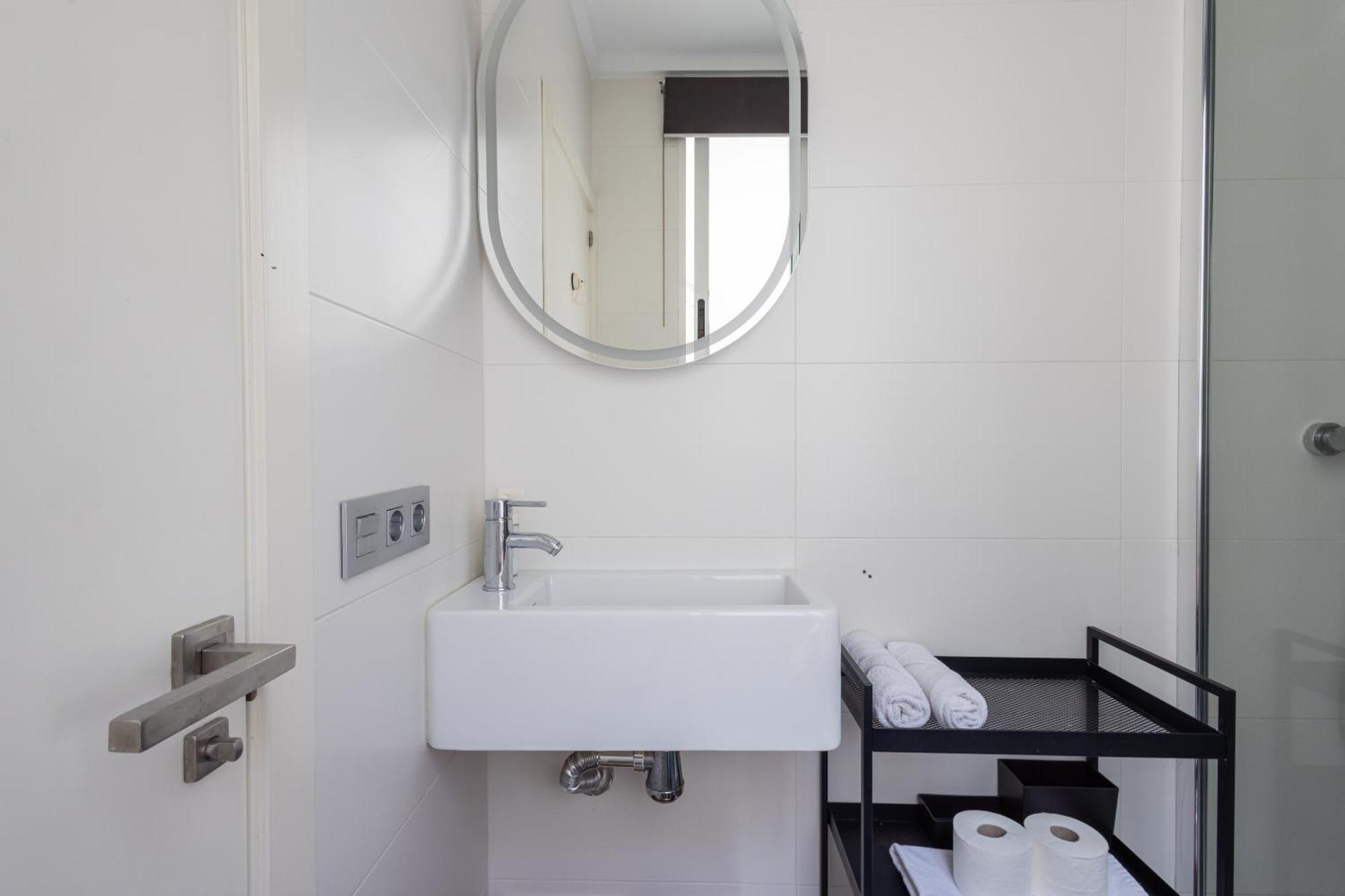 Florit Flats - Stylish 2 Bedroom Ac Wifi Terrace Attic In Center *