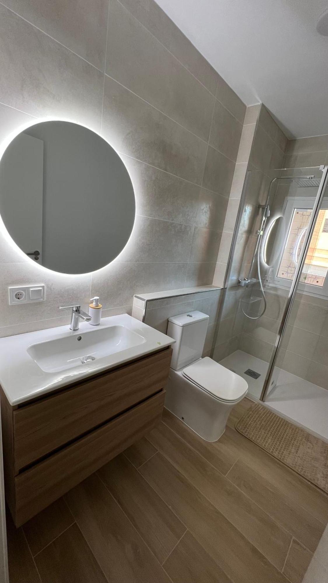 Habitacion Muy Grande Con Balcon Privado En Apartamento En Buena Zona Homestay Valencia