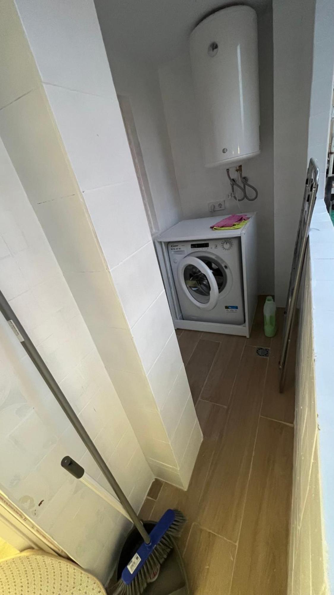 Habitacion Muy Grande Con Balcon Privado En Apartamento En Buena Zona Homestay Valencia