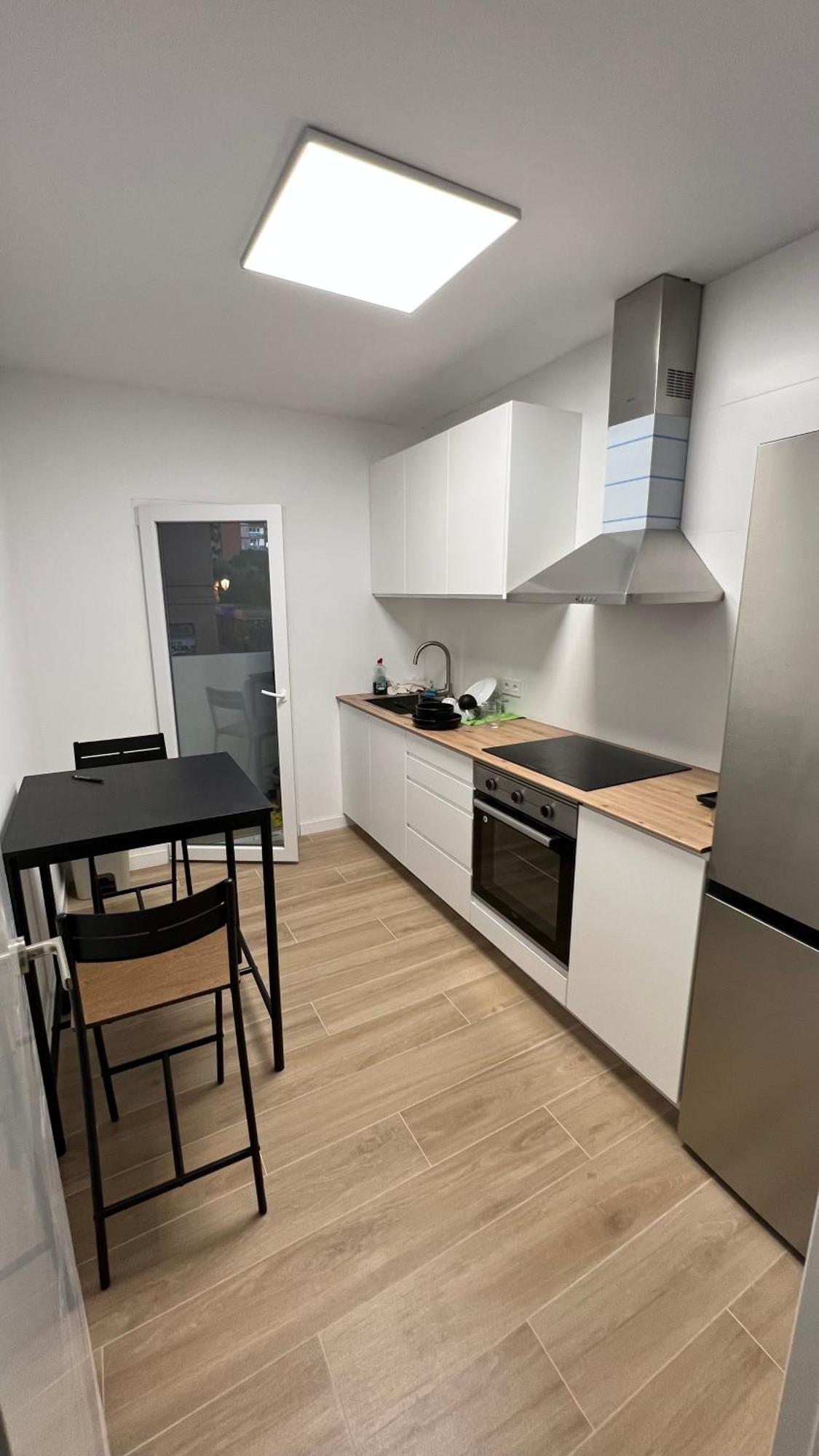 Homestay Habitacion Muy Grande Con Balcon Privado En Apartamento En Buena Zona Valencia