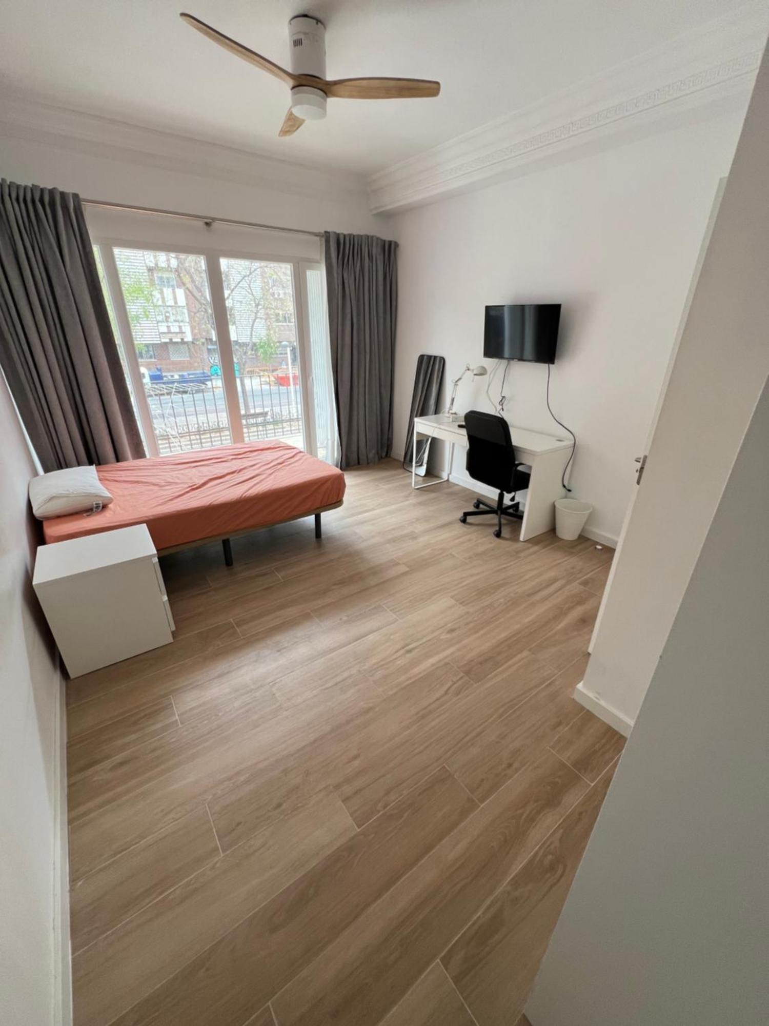 Homestay Habitacion Muy Grande Con Balcon Privado En Apartamento En Buena Zona Valencia