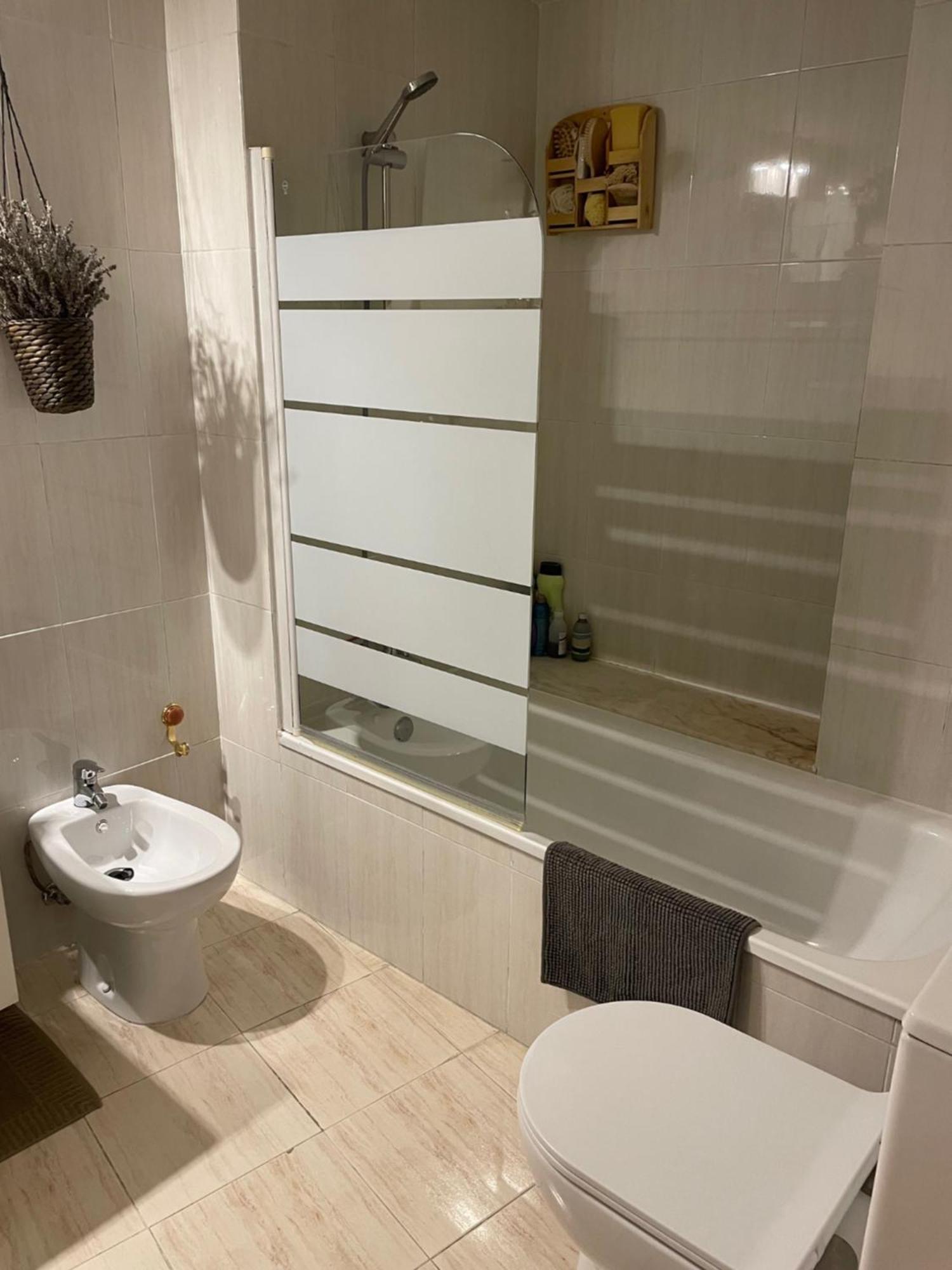 Apartment Chica En Vivienda Compartida Con Anfitrion Hombre *