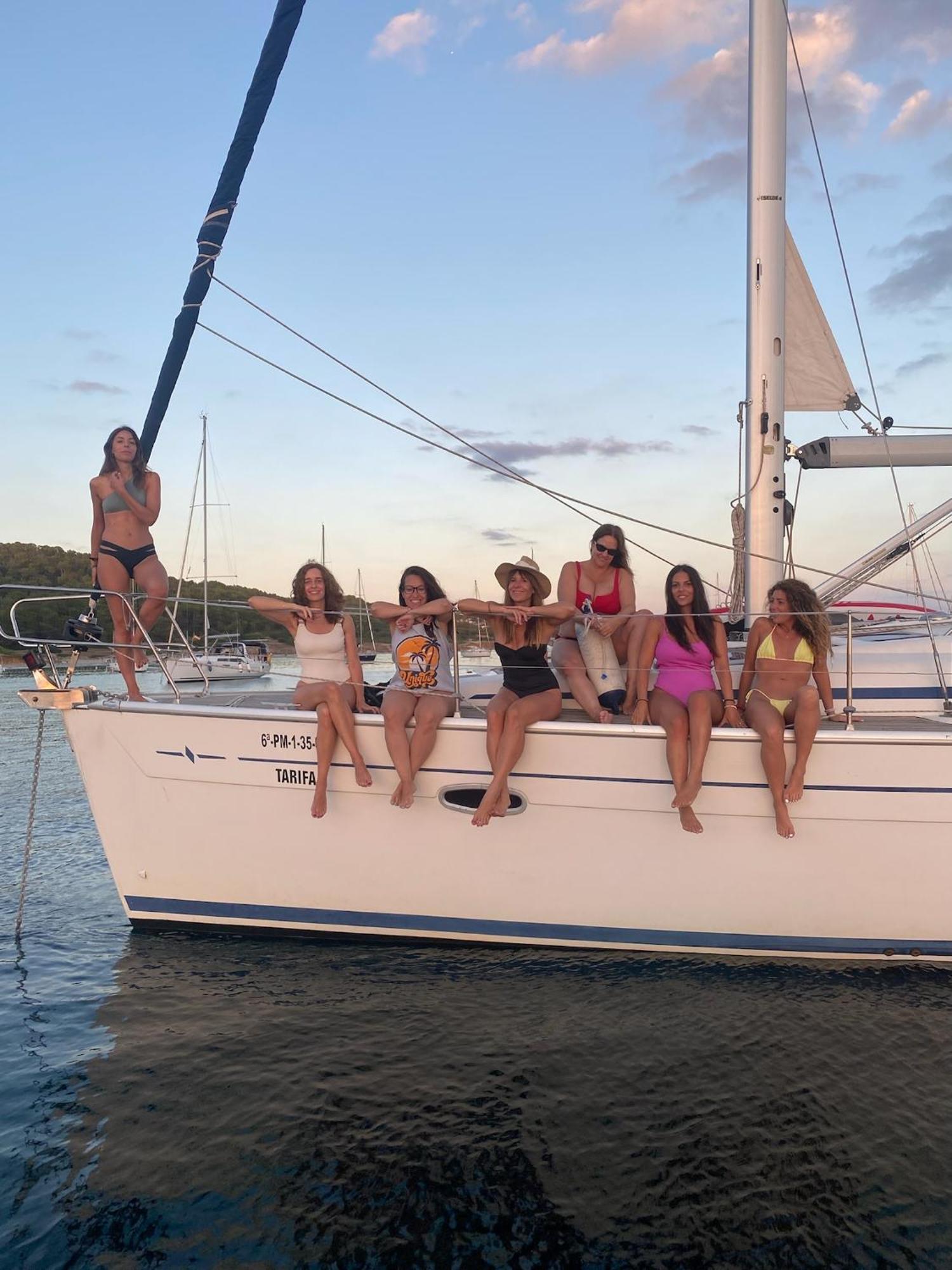 Velero En Puerto De