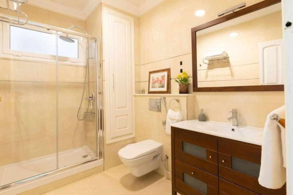 Sleeps 6 Fast Wi-fi 2 Bathrooms Apartment *