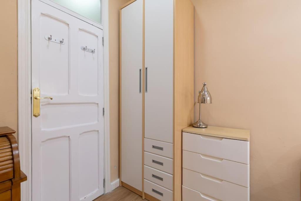 Apartment Sleeps 6 Fast Wi-fi 2 Bathrooms *
