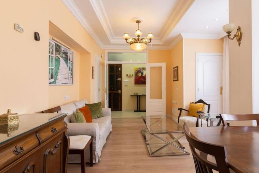 Sleeps 6 Fast Wi-fi 2 Bathrooms Apartment *