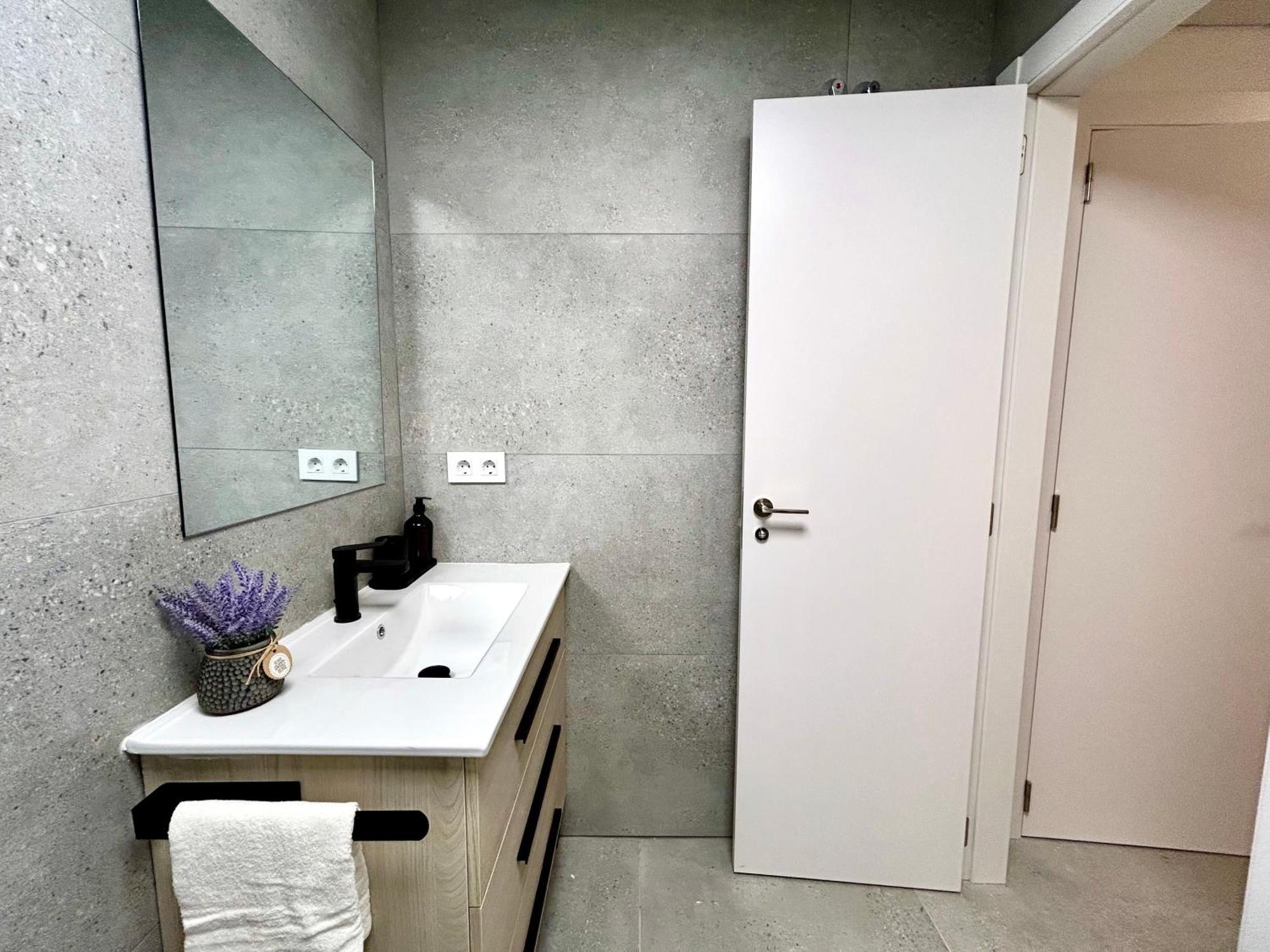 Convenient, Charming 15 Mins From Center Apartment *