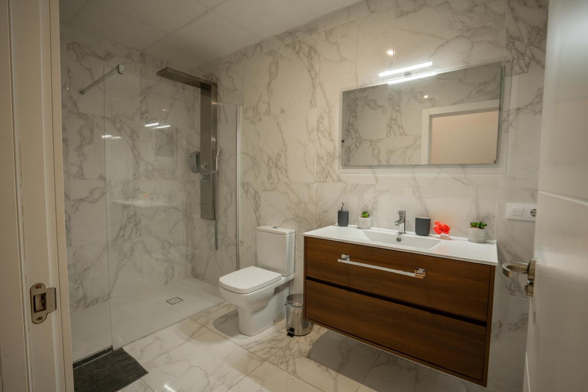 Homestay Con Terraza Y Bano Privado Y Comodidades Compartidas *