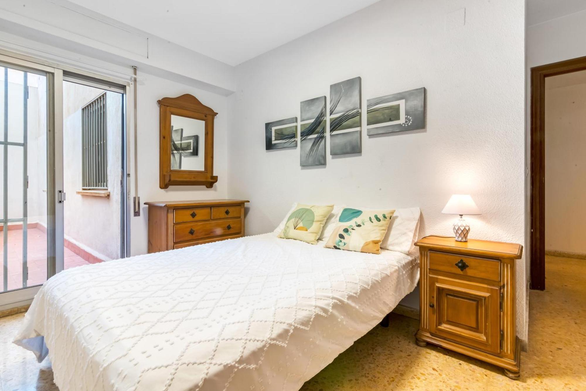 Centrally Located Temporary, Very Spacious Pataconabluerentals Valencia