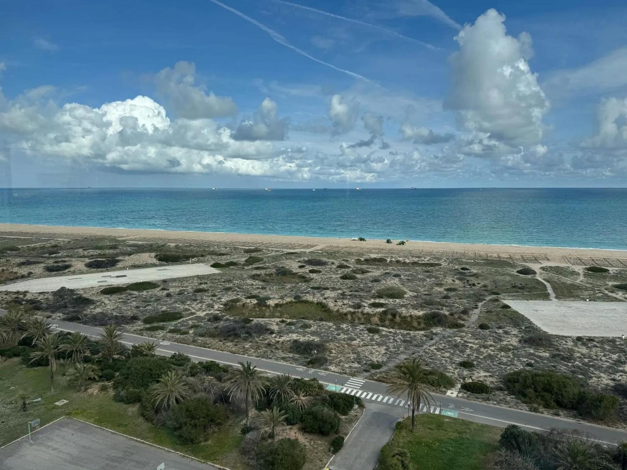 Spacious In With Sea View - 160 Sqm Apartment *