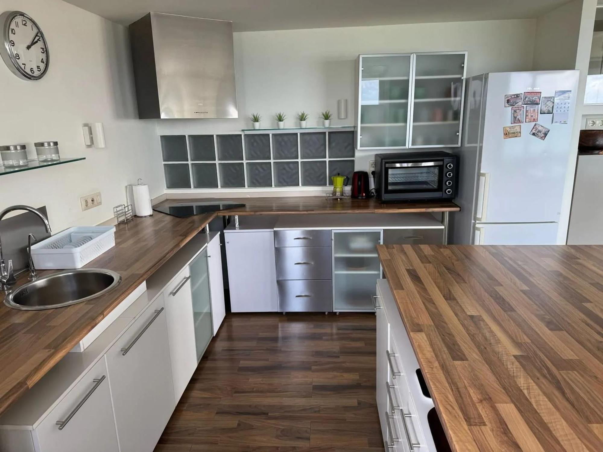 Spacious In With Sea View - 160 Sqm Apartment *