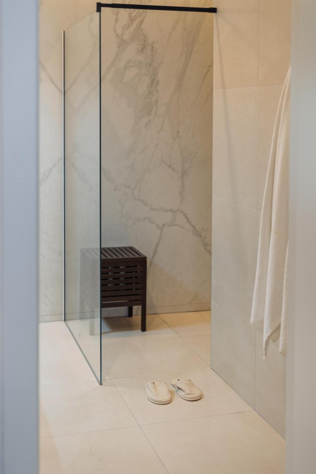 Explore Luxury Meets Comfort Apartment *