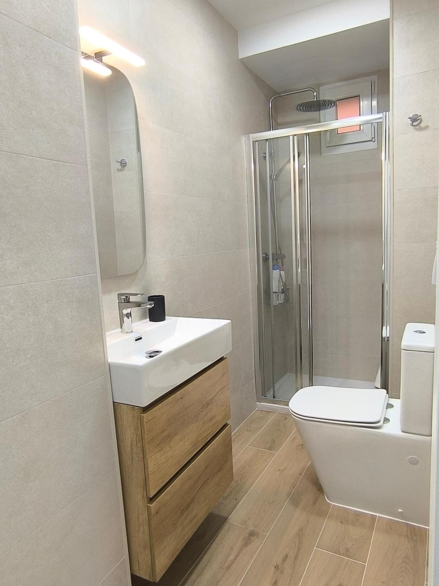 Apartment In With Wifi + Parking.
