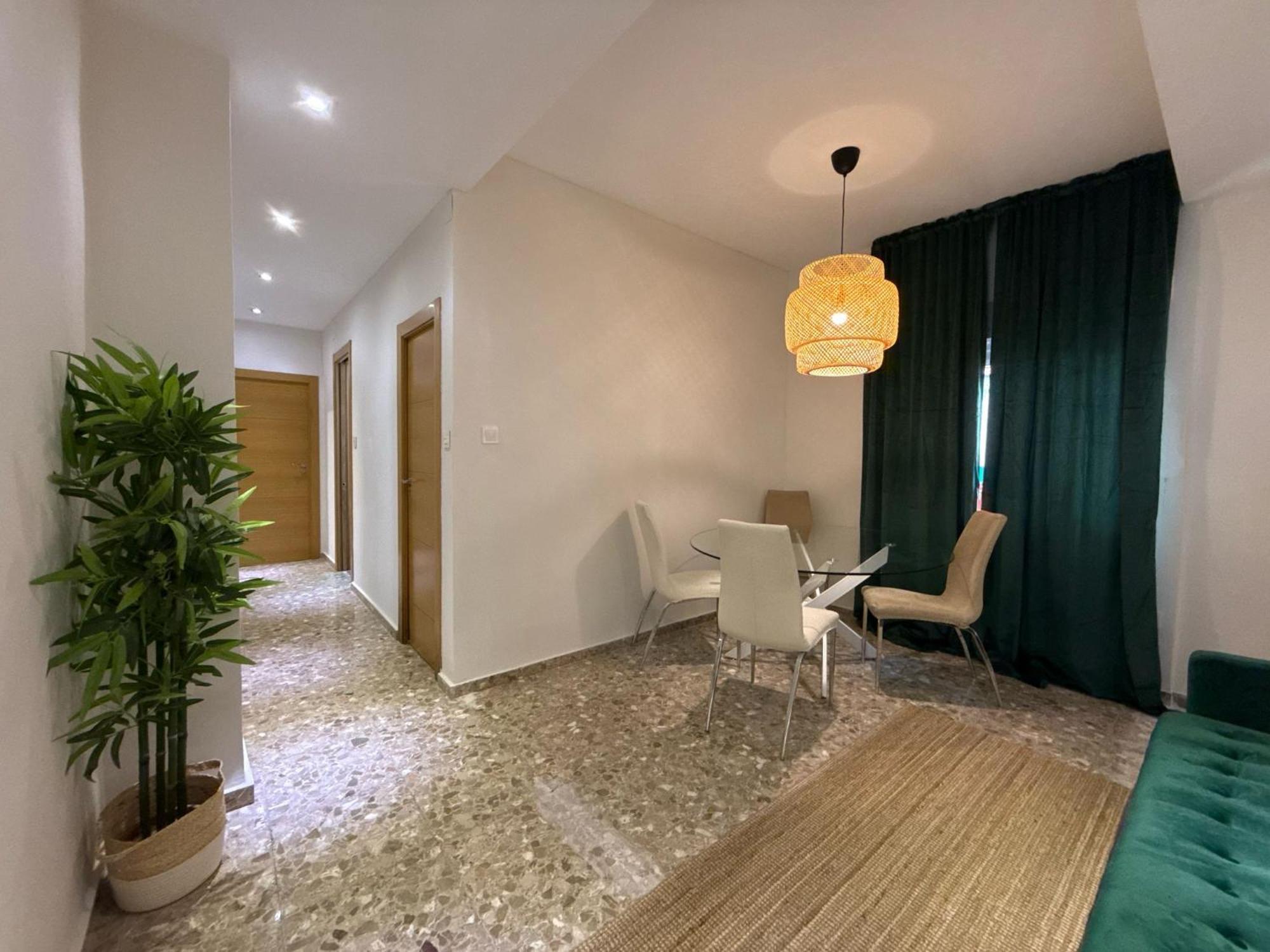 Valencia, Netflix, 4 Mins Walk To The