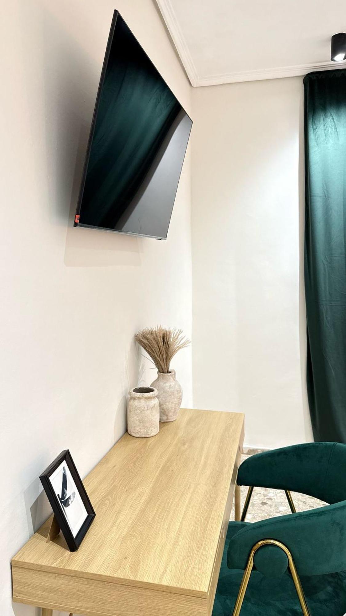Valencia, Netflix, 4 Mins Walk To The Homestay *