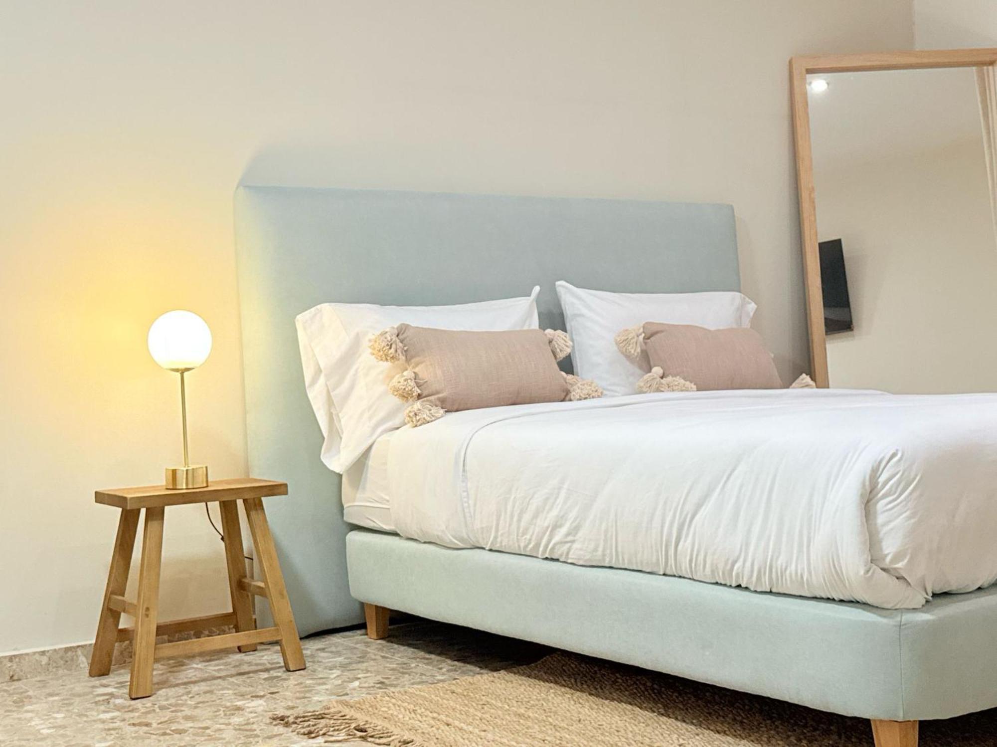 Valencia, Netflix, 4 Mins Walk To The