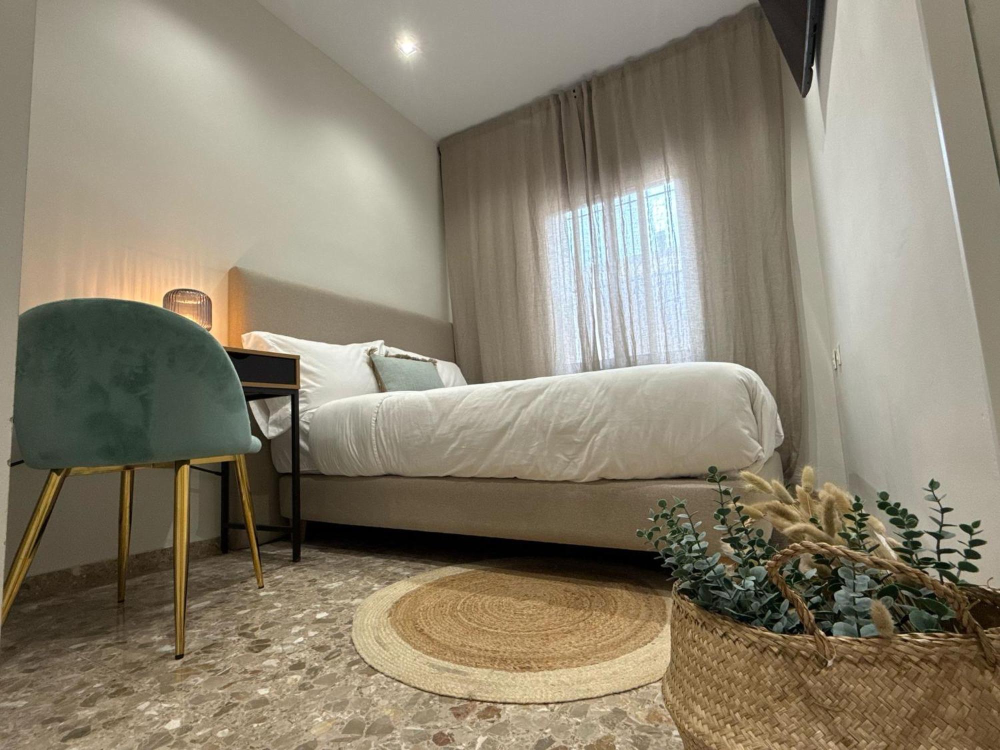 Valencia, Netflix, 4 Mins Walk To The * Valencia