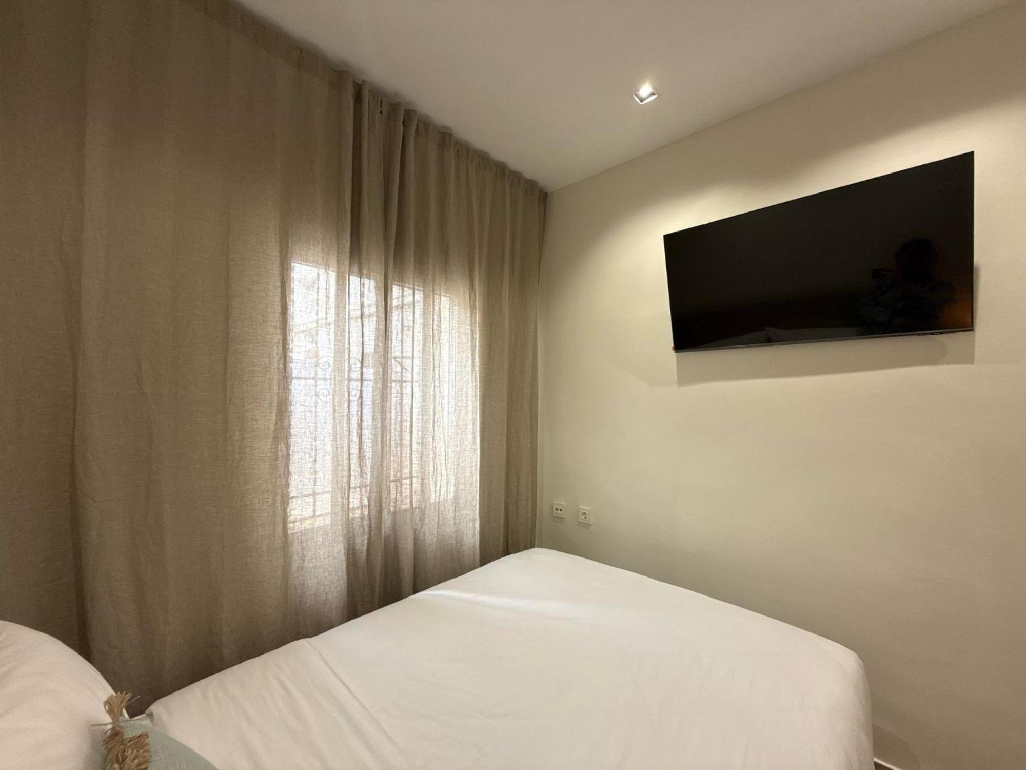 Homestay Valencia, Netflix, 4 Mins Walk To The *